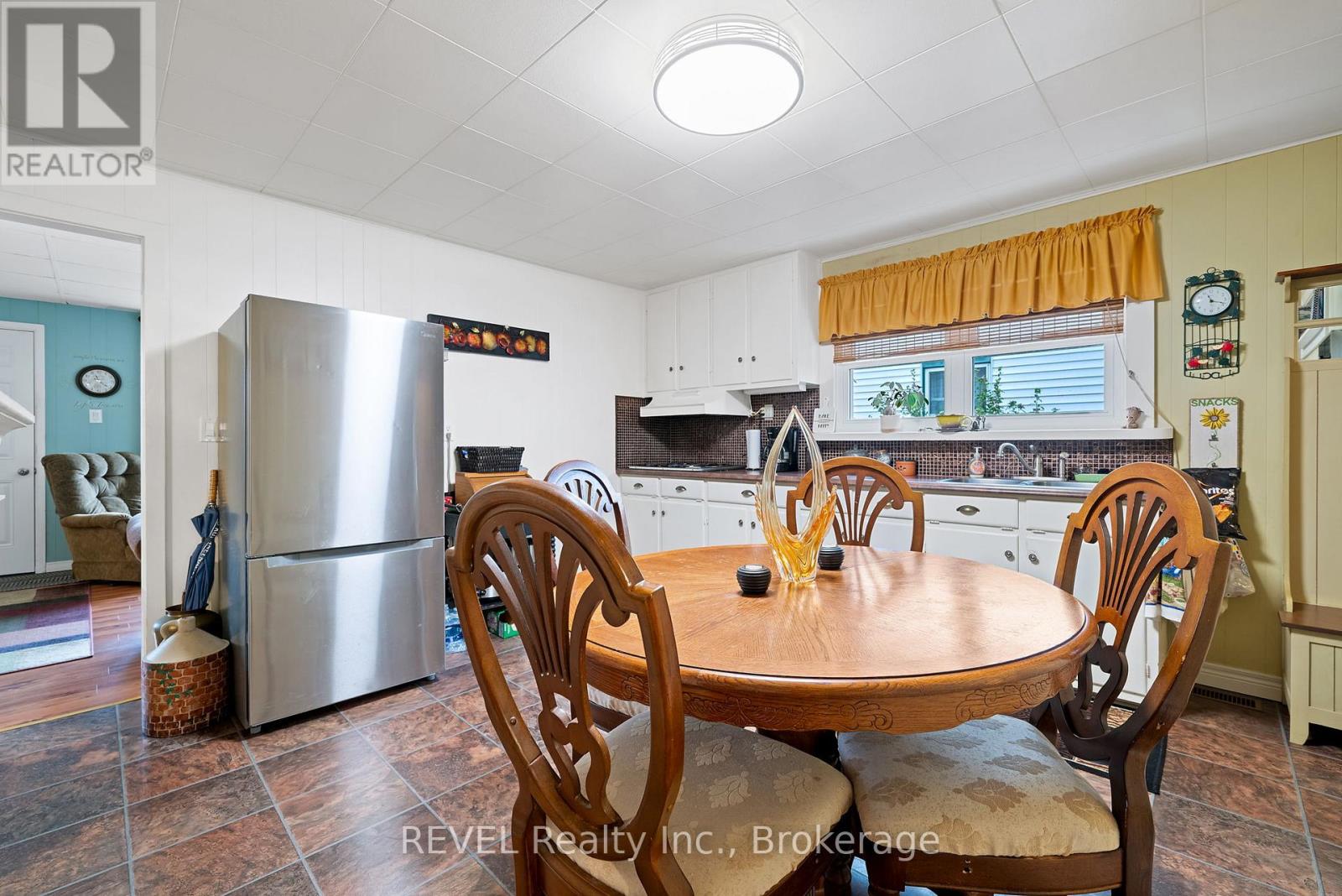 42 Douglas Street, Fort Erie, Ontario  L2A 3W5 - Photo 15 - X12359090