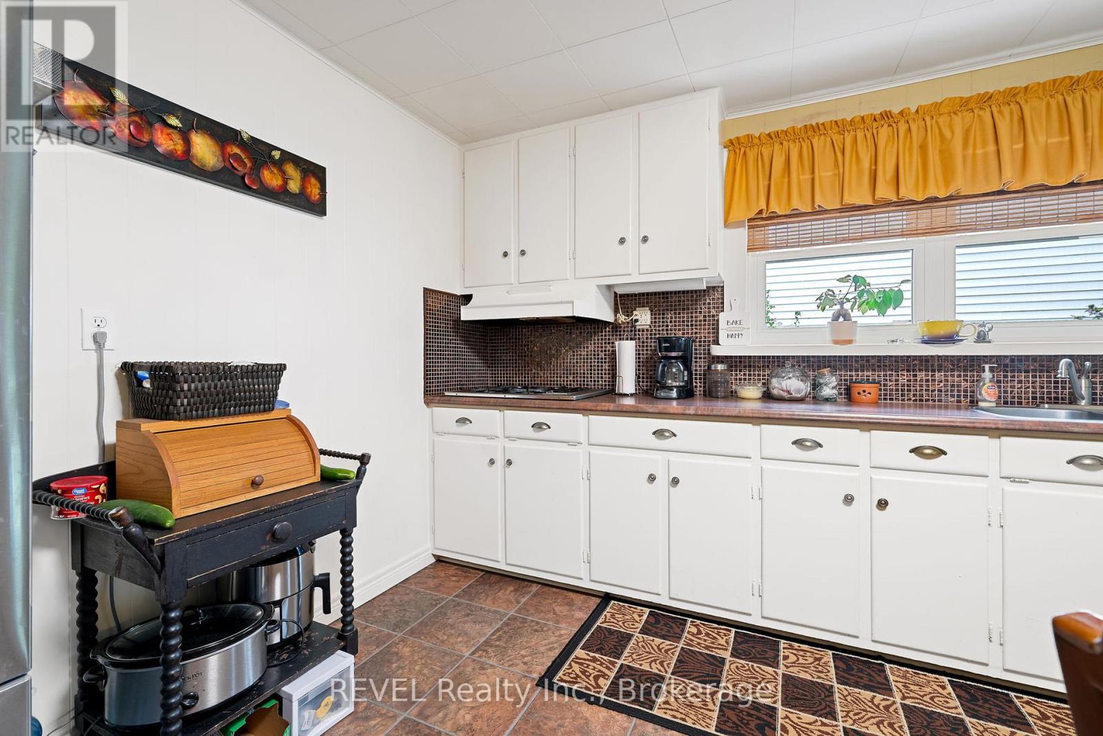 42 Douglas Street, Fort Erie, Ontario  L2A 3W5 - Photo 19 - X12359090