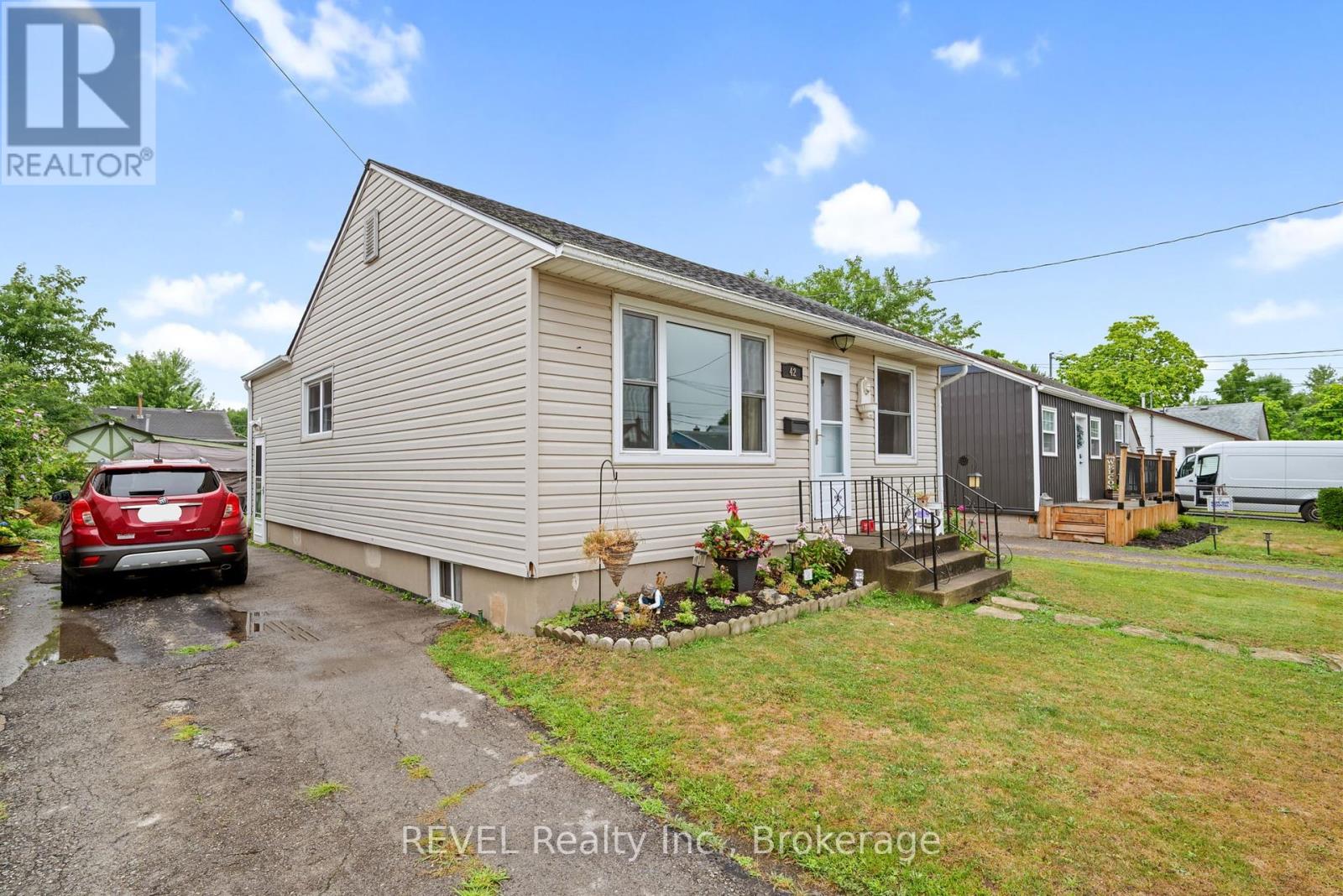 42 Douglas Street, Fort Erie, Ontario  L2A 3W5 - Photo 2 - X12359090