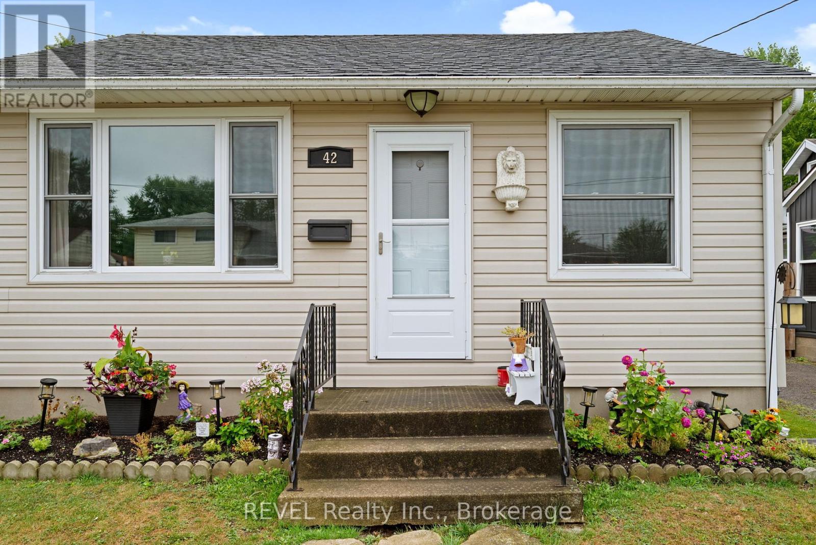 42 Douglas Street, Fort Erie, Ontario  L2A 3W5 - Photo 3 - X12359090