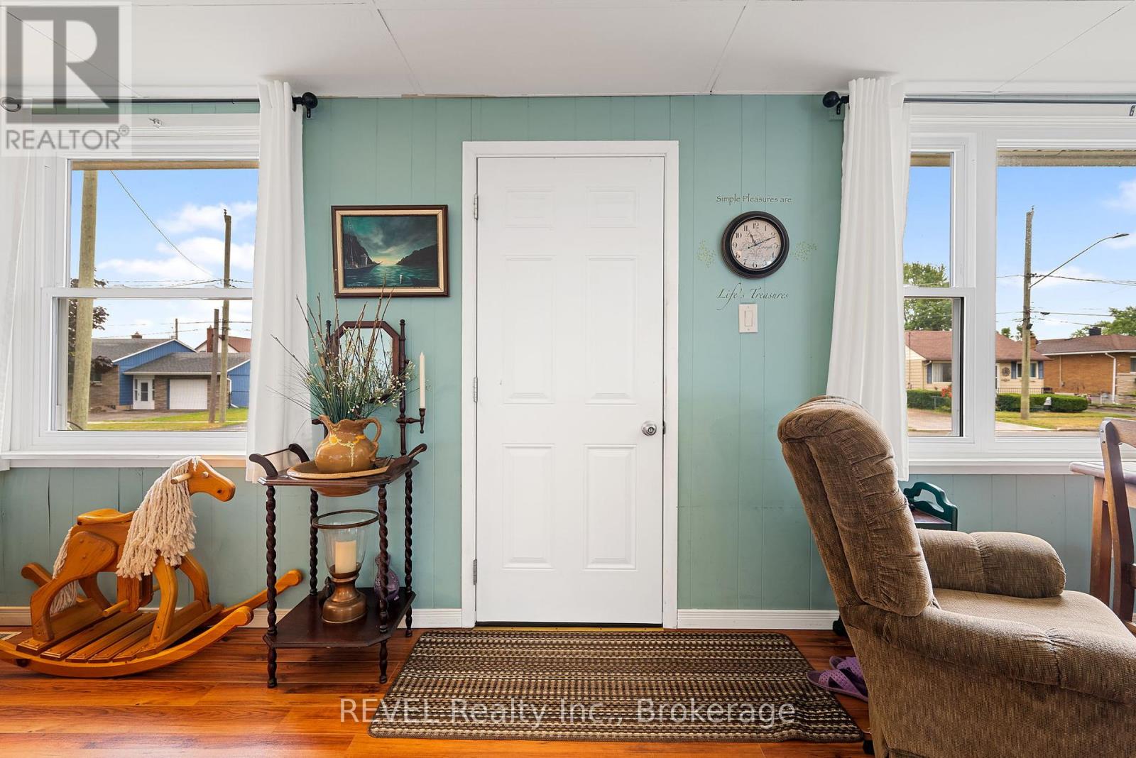 42 Douglas Street, Fort Erie, Ontario  L2A 3W5 - Photo 4 - X12359090