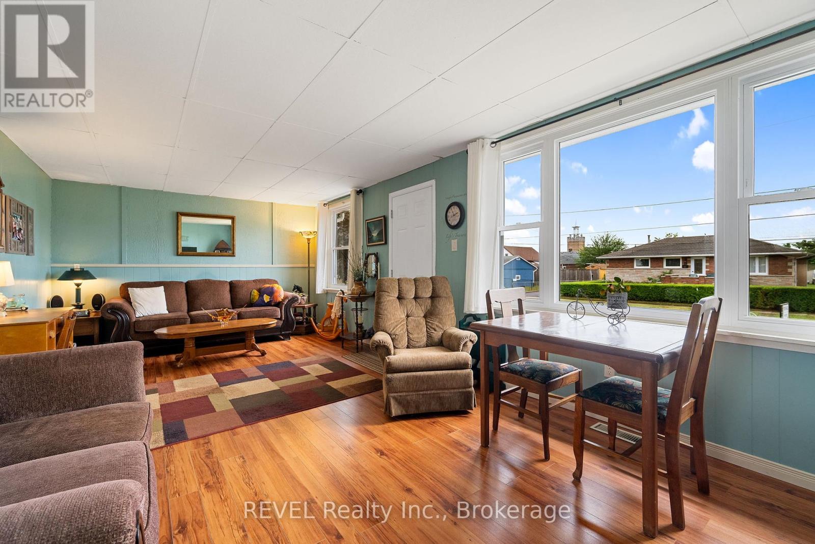 42 Douglas Street, Fort Erie, Ontario  L2A 3W5 - Photo 5 - X12359090