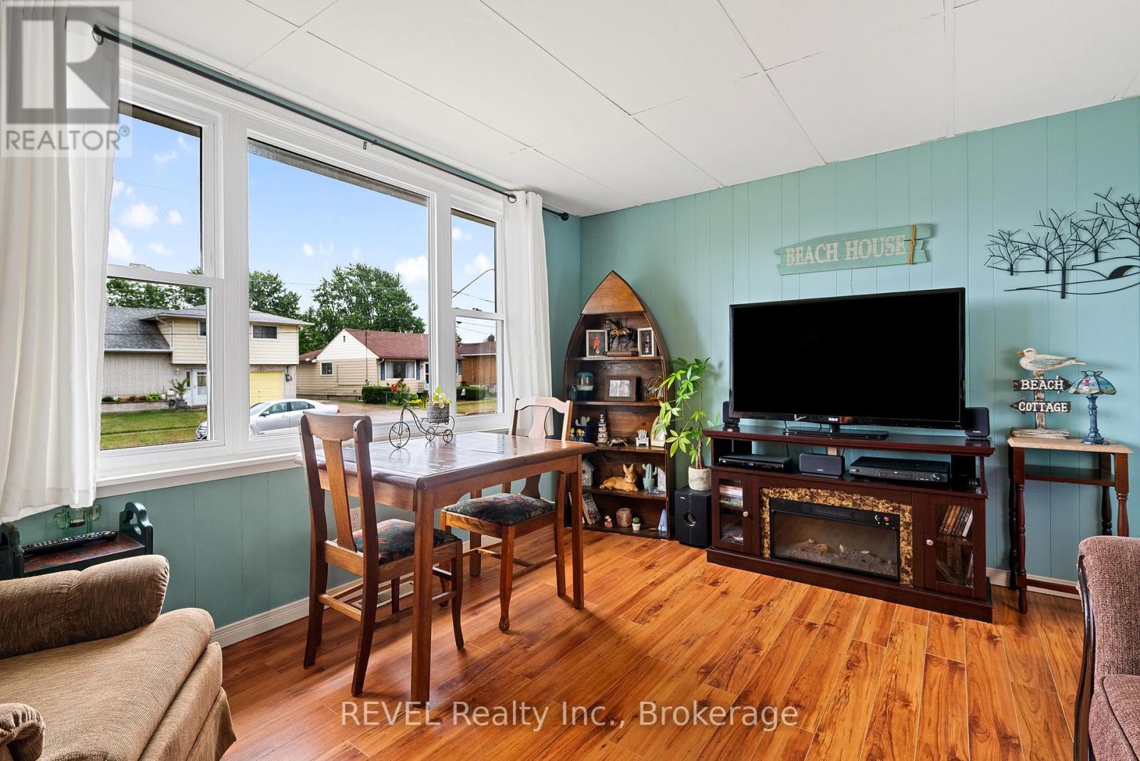 42 Douglas Street, Fort Erie, Ontario  L2A 3W5 - Photo 7 - X12359090