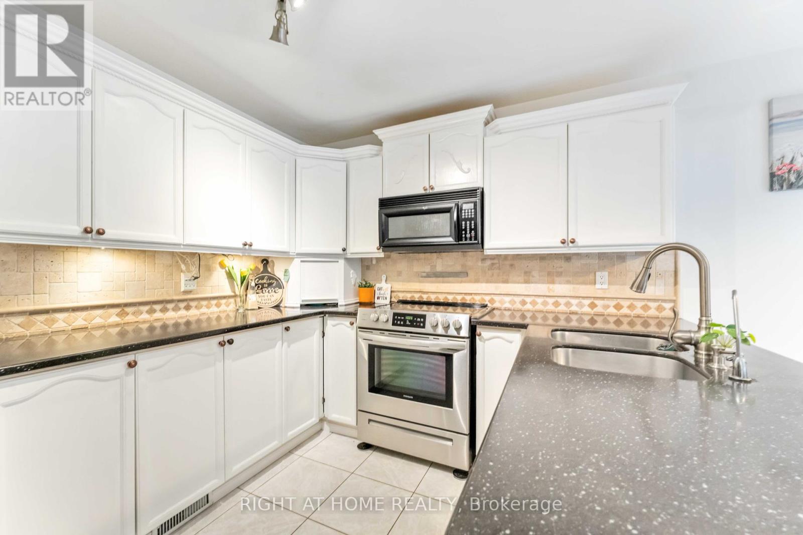 18 Shetland Way, Ottawa, Ontario  K2M 1R9 - Photo 17 - X12359299