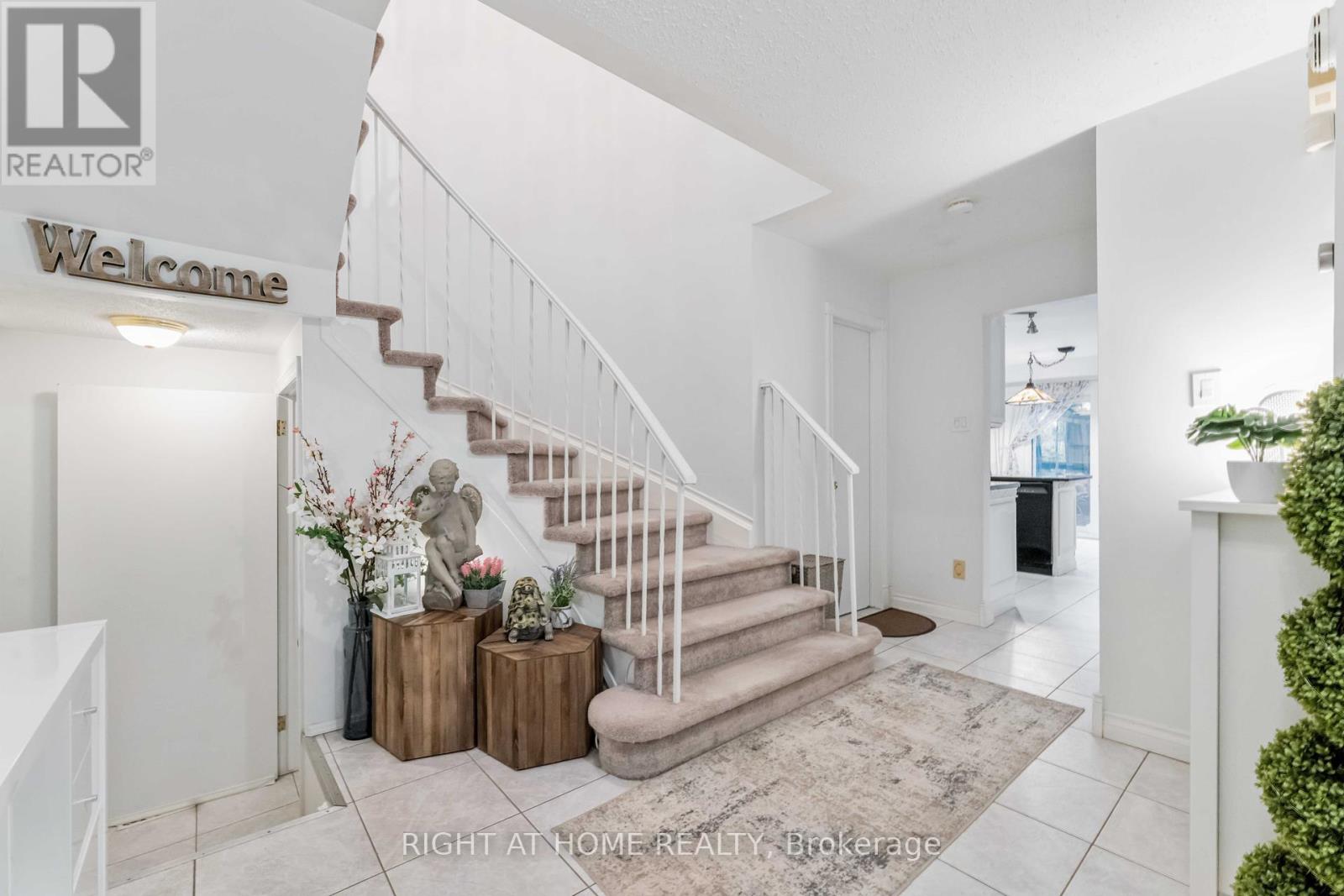 18 Shetland Way, Ottawa, Ontario  K2M 1R9 - Photo 6 - X12359299