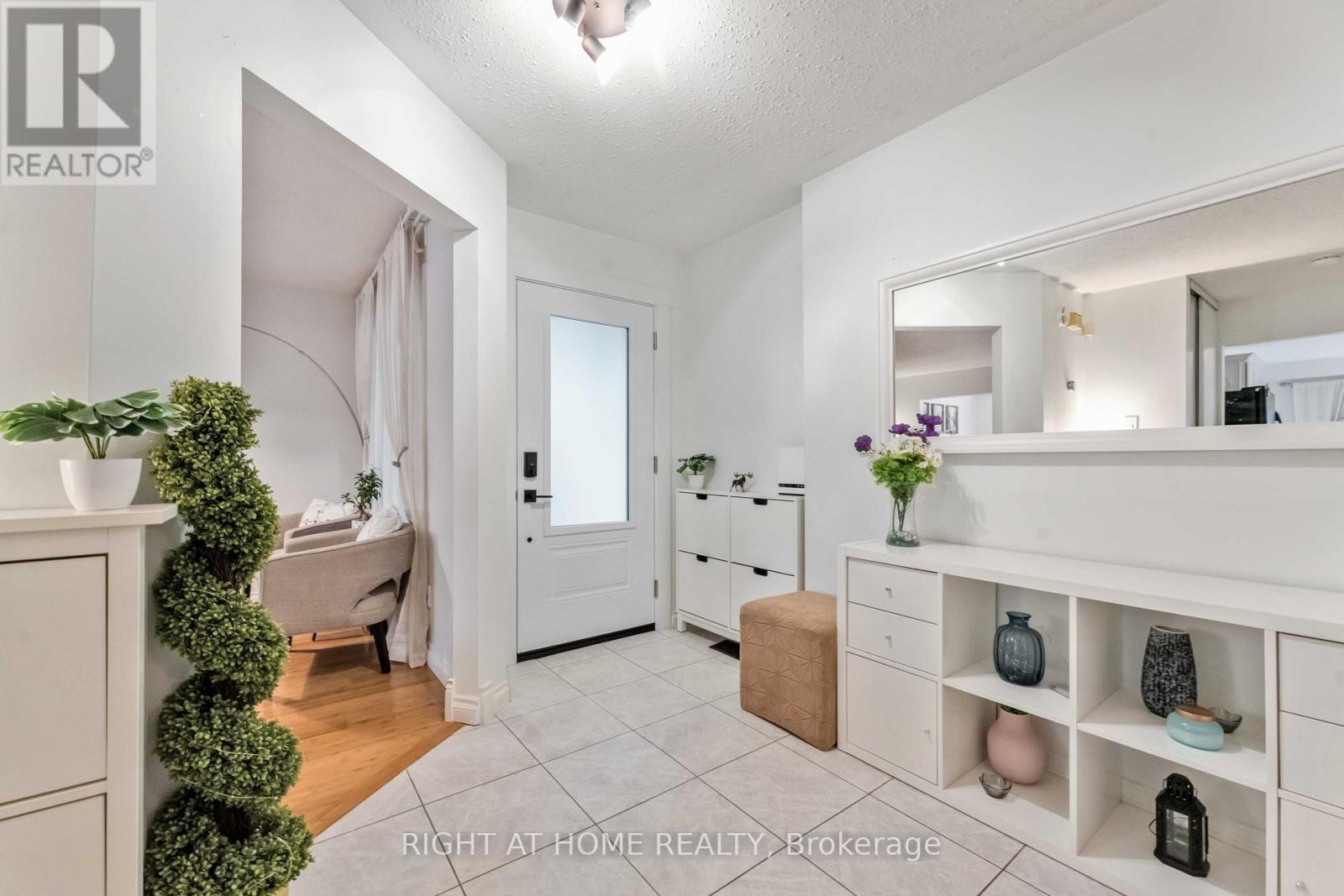 18 Shetland Way, Ottawa, Ontario  K2M 1R9 - Photo 7 - X12359299