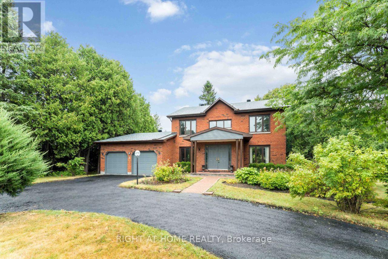 2 Muirfield Gardens, Ottawa, Ontario  K2R 1B8 - Photo 2 - X12359301