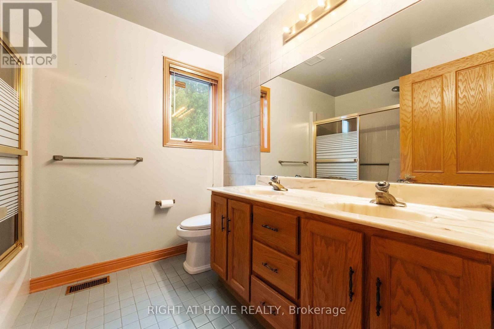 2 Muirfield Gardens, Ottawa, Ontario  K2R 1B8 - Photo 24 - X12359301