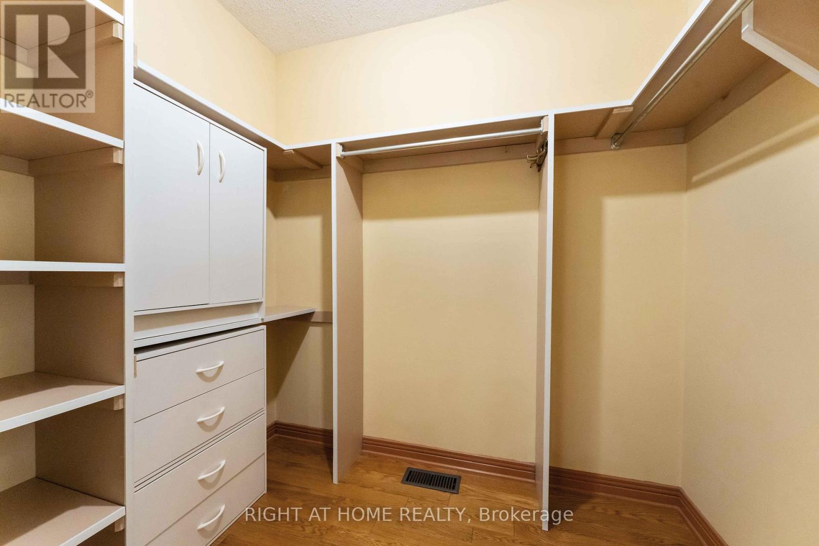 2 Muirfield Gardens, Ottawa, Ontario  K2R 1B8 - Photo 31 - X12359301