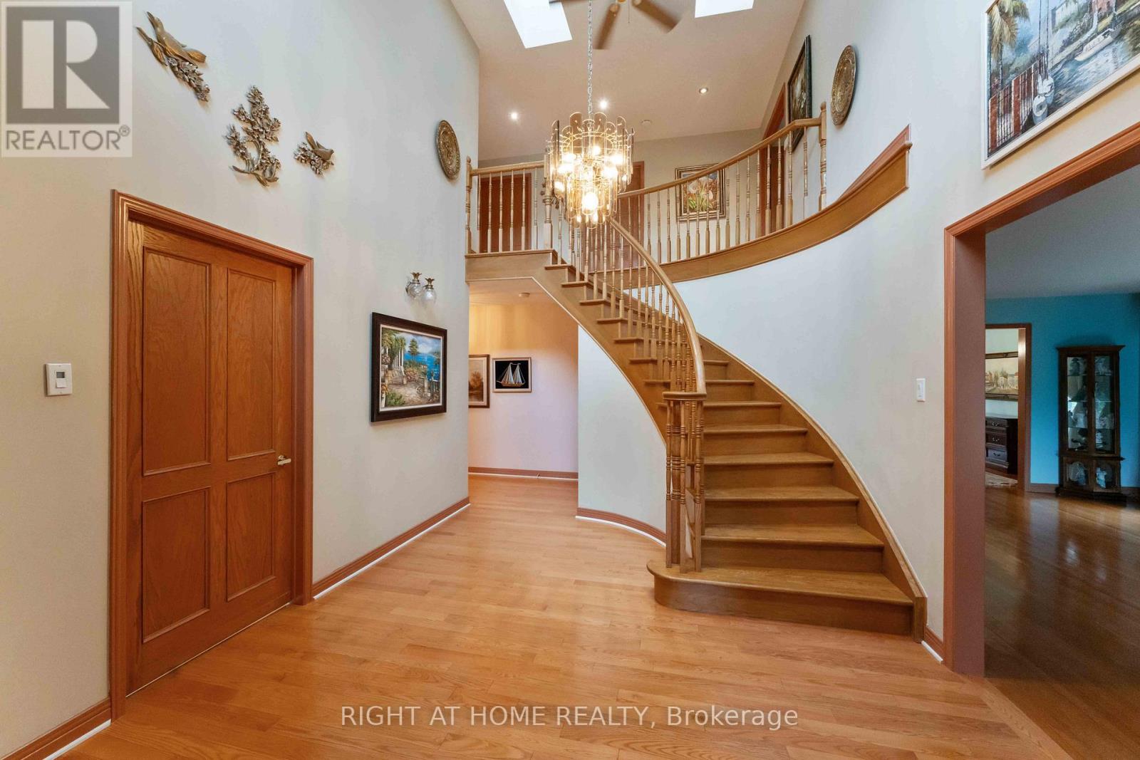 2 Muirfield Gardens, Ottawa, Ontario  K2R 1B8 - Photo 5 - X12359301