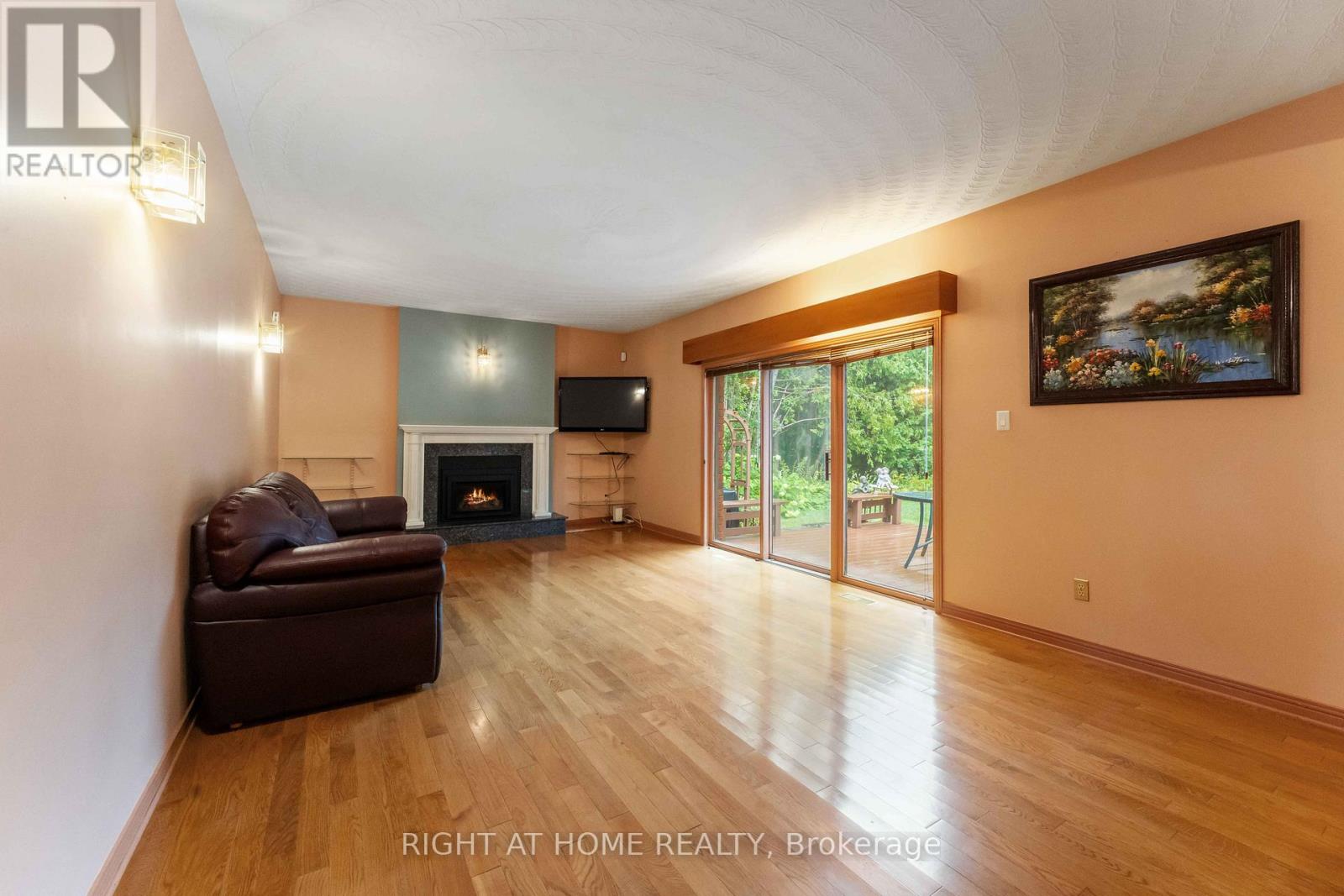2 Muirfield Gardens, Ottawa, Ontario  K2R 1B8 - Photo 7 - X12359301