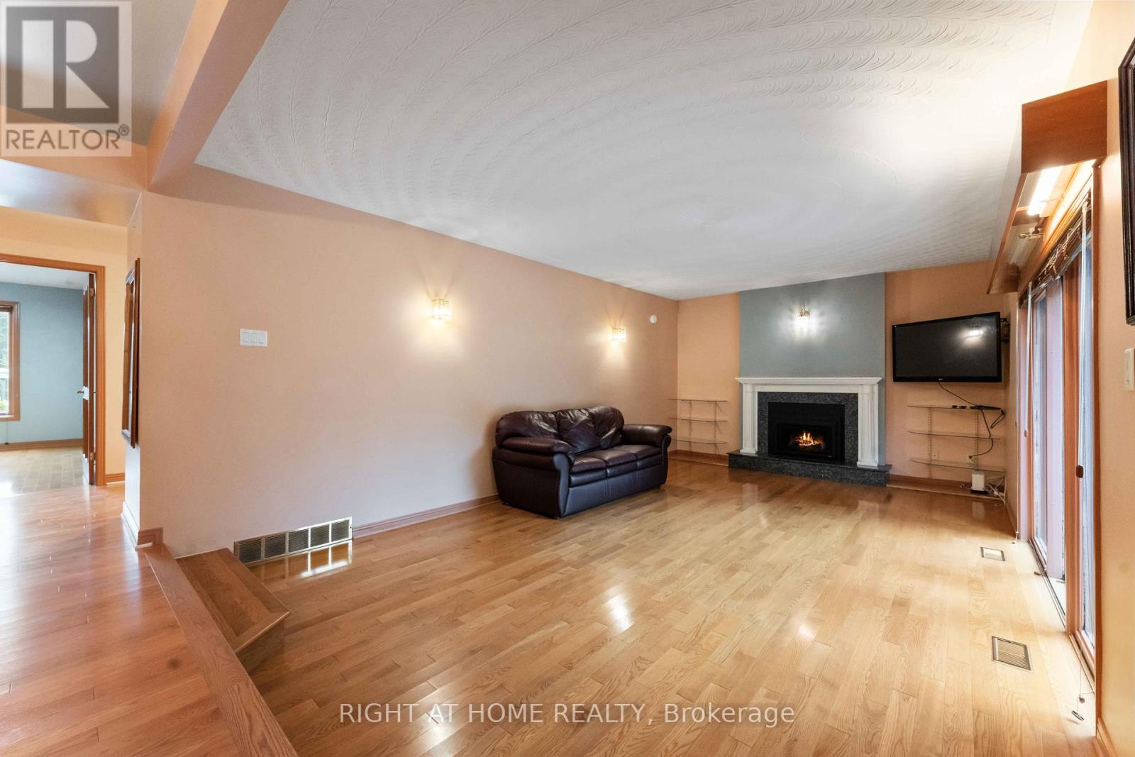 2 Muirfield Gardens, Ottawa, Ontario  K2R 1B8 - Photo 8 - X12359301