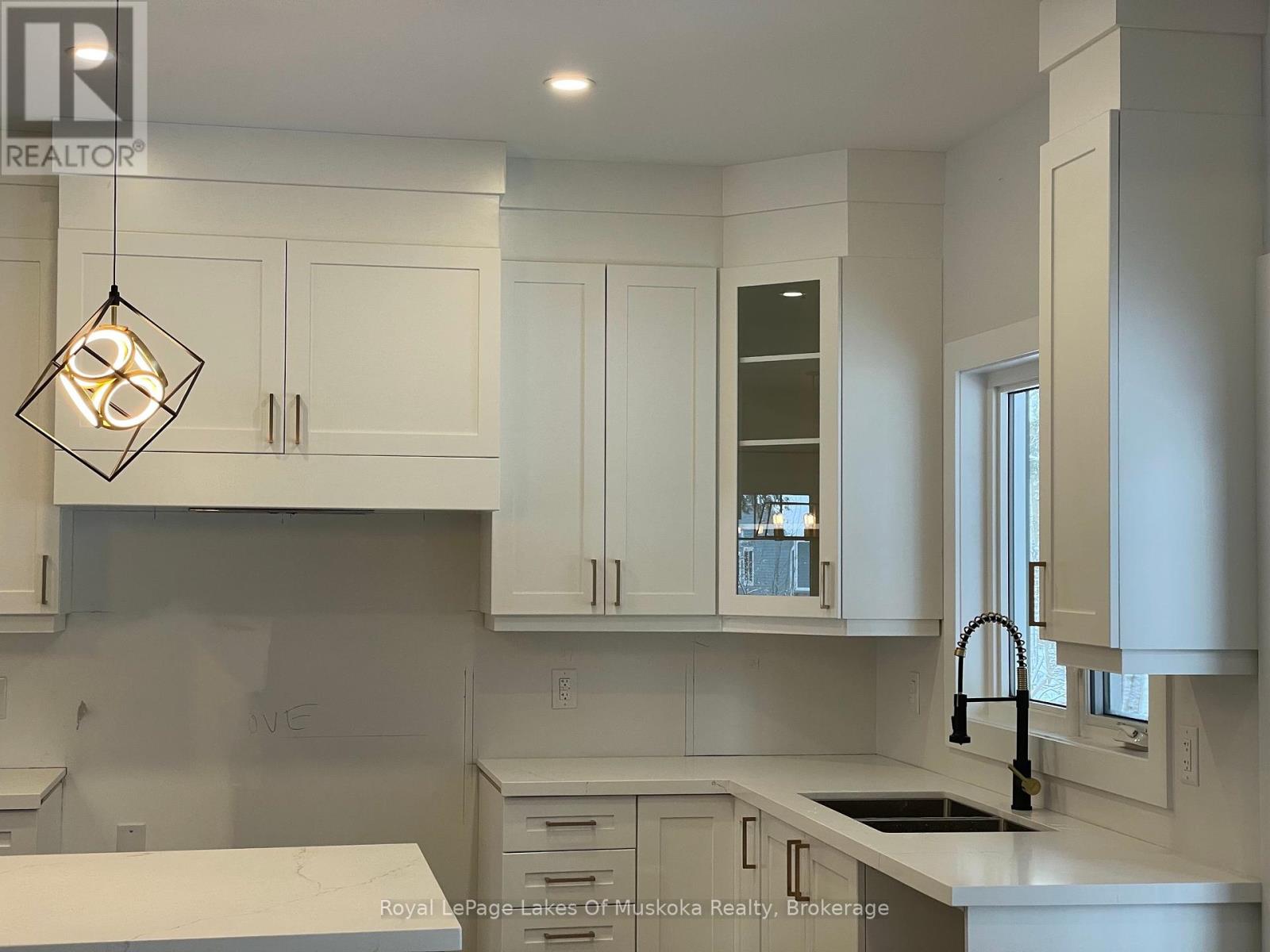 3 Meadow Acres Road, Oro-Medonte, Ontario L0K 2G1 - Photo 4 - S12359239