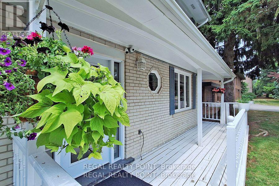 12 Fairway Heights Crescent, Markham, Ontario  L3T 1K2 - Photo 4 - N12359141