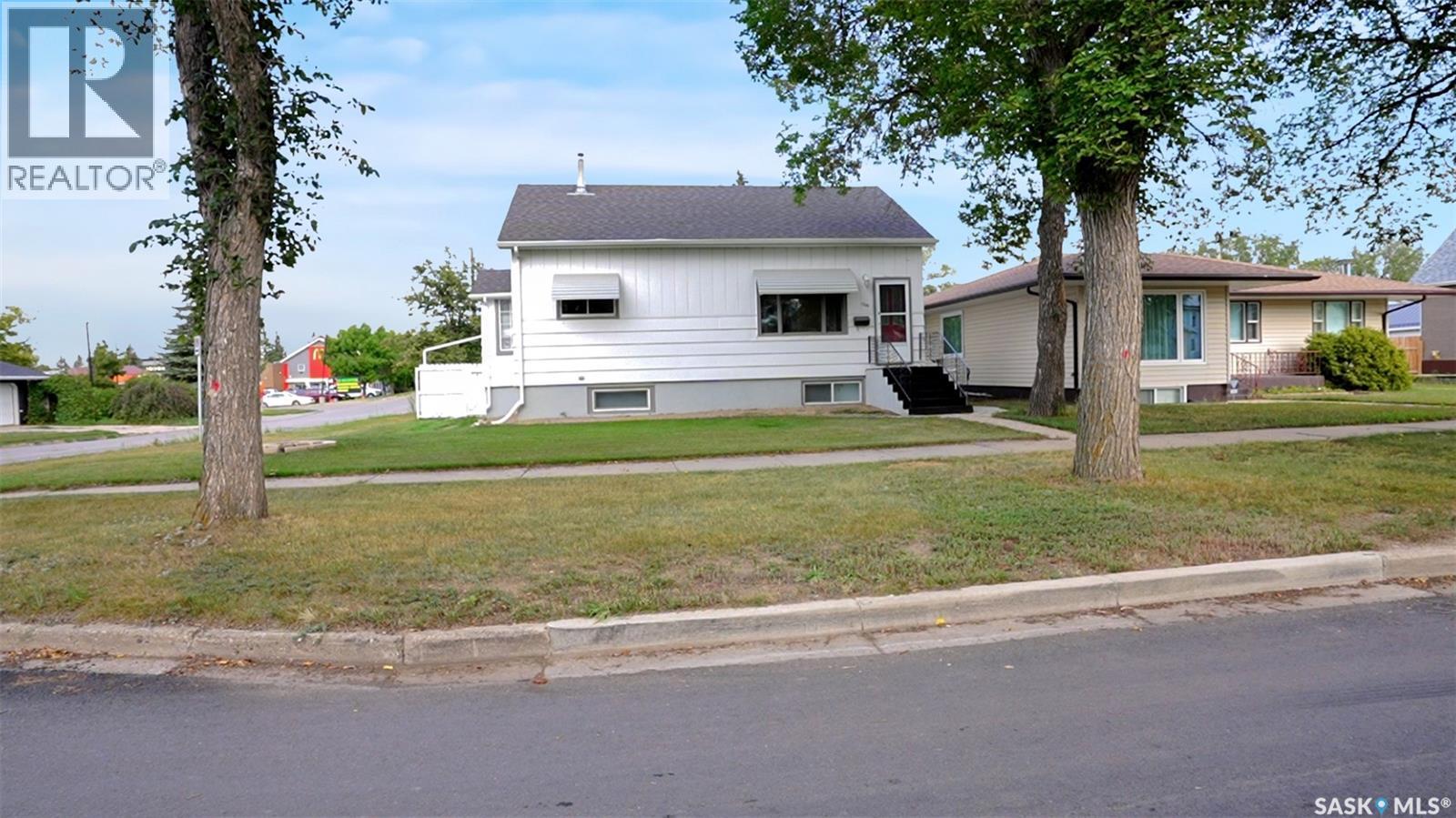 1281 1st Avenue NW, Moose Jaw, Saskatchewan  S6H 3N5 - Photo 1 - SK016387