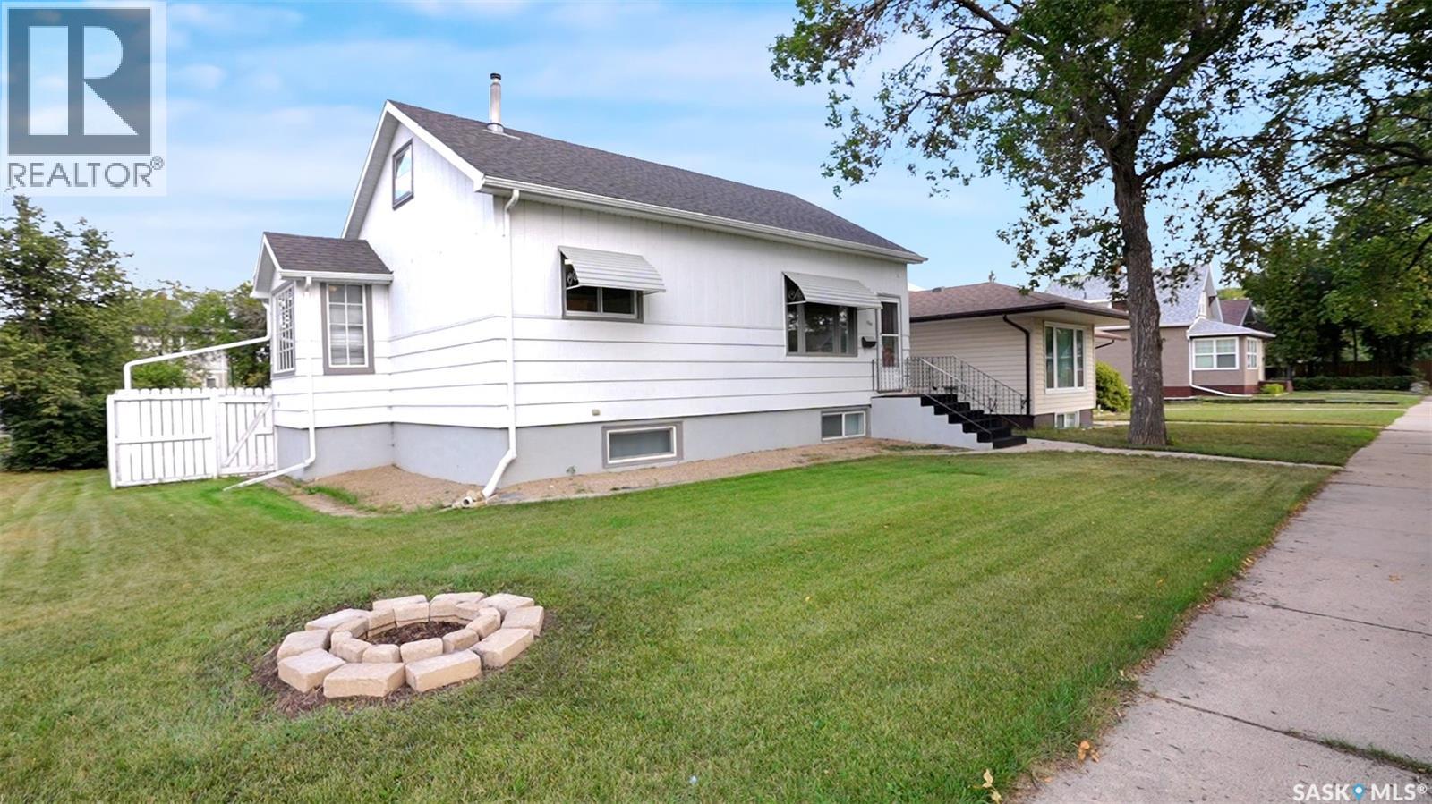 1281 1st Avenue NW, Moose Jaw, Saskatchewan  S6H 3N5 - Photo 2 - SK016387