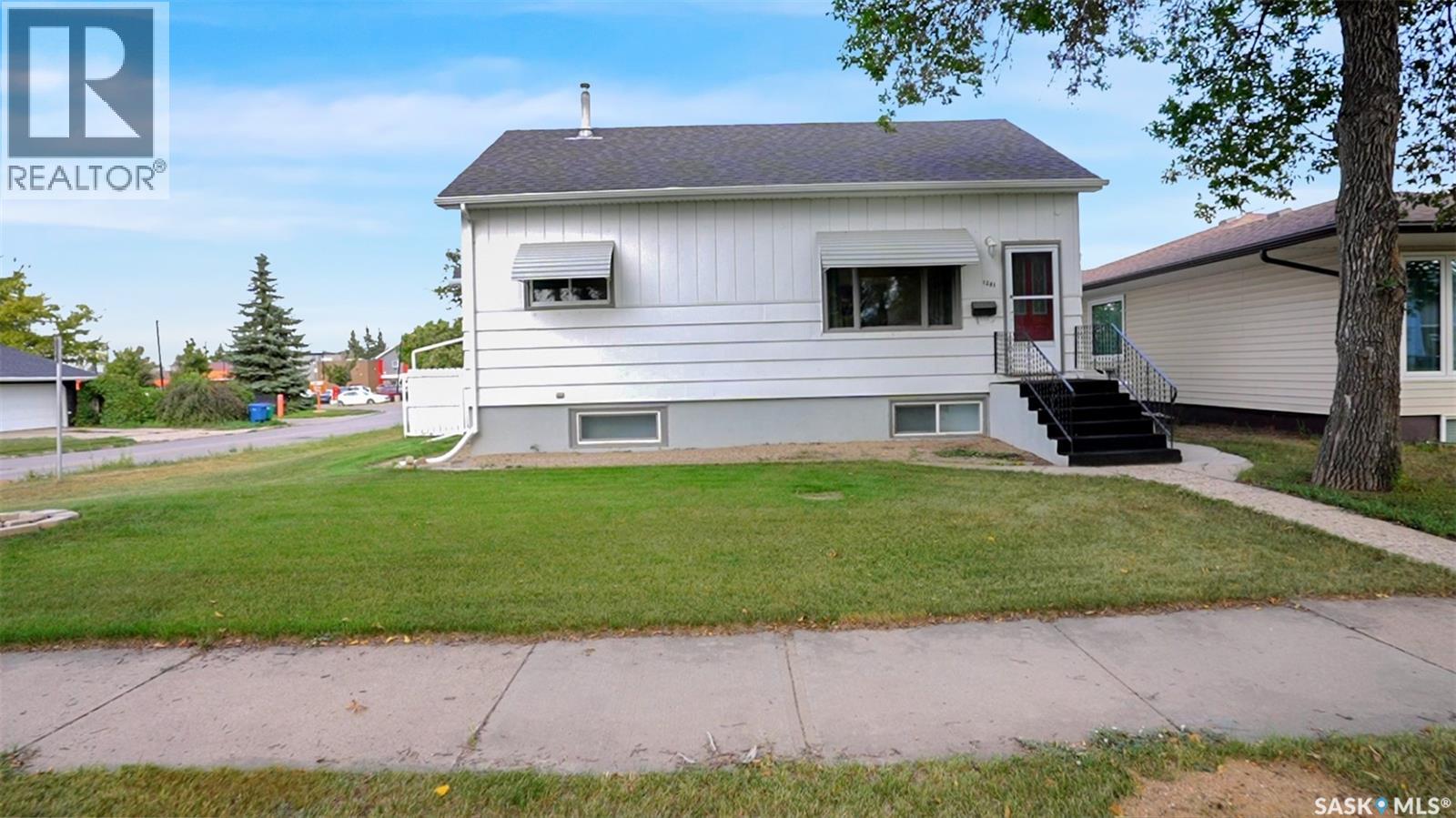 1281 1st Avenue NW, Moose Jaw, Saskatchewan  S6H 3N5 - Photo 3 - SK016387