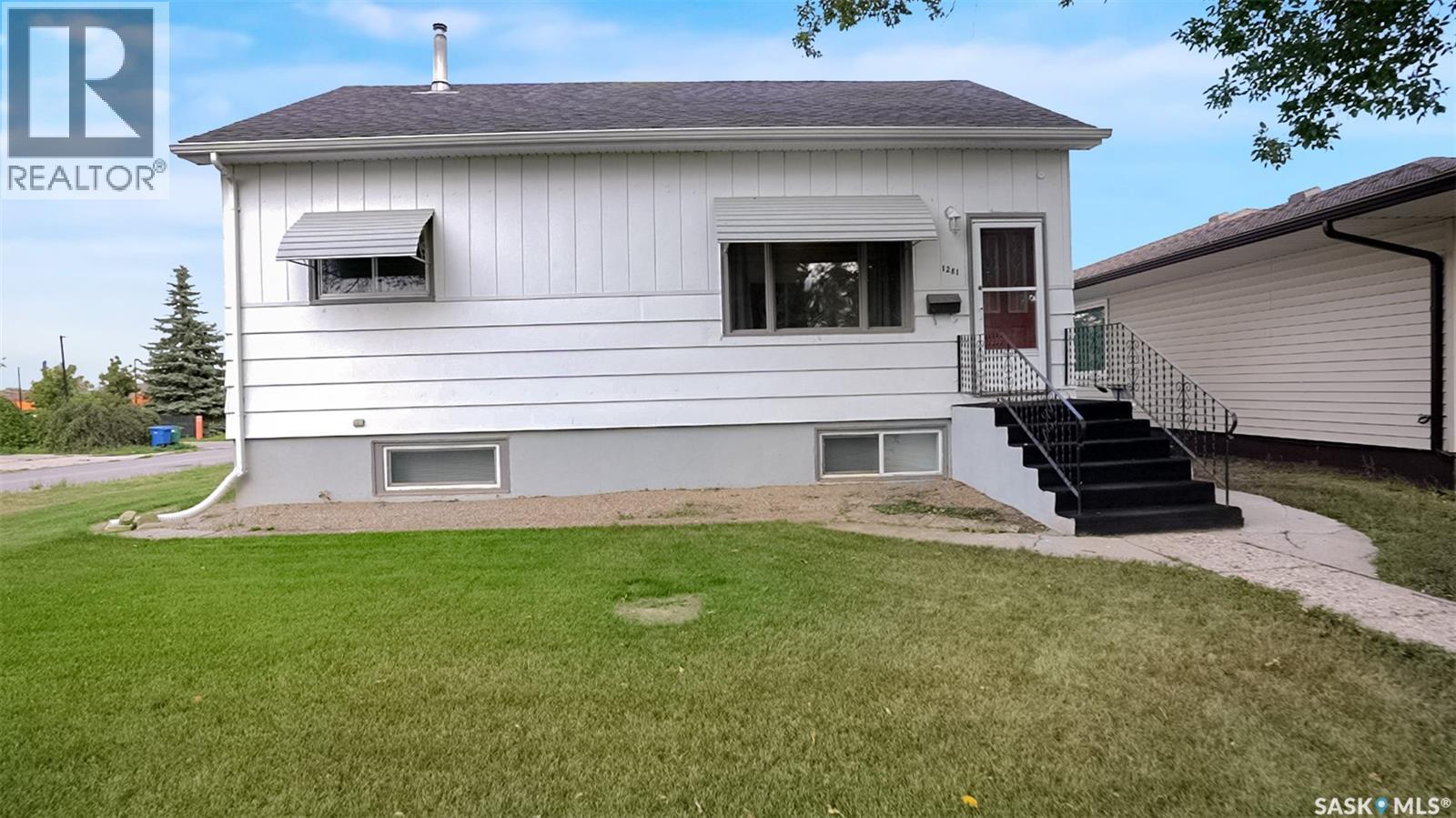 1281 1st Avenue NW, Moose Jaw, Saskatchewan  S6H 3N5 - Photo 4 - SK016387