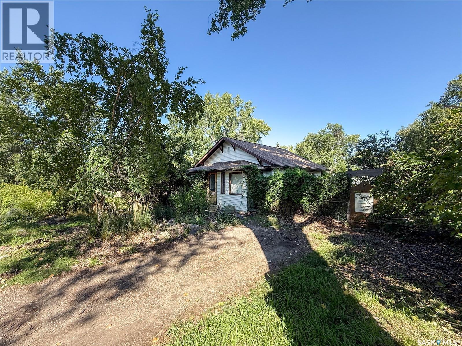 137 Fir Avenue N, Eastend, Saskatchewan  S0N 0T0 - Photo 2 - SK016380