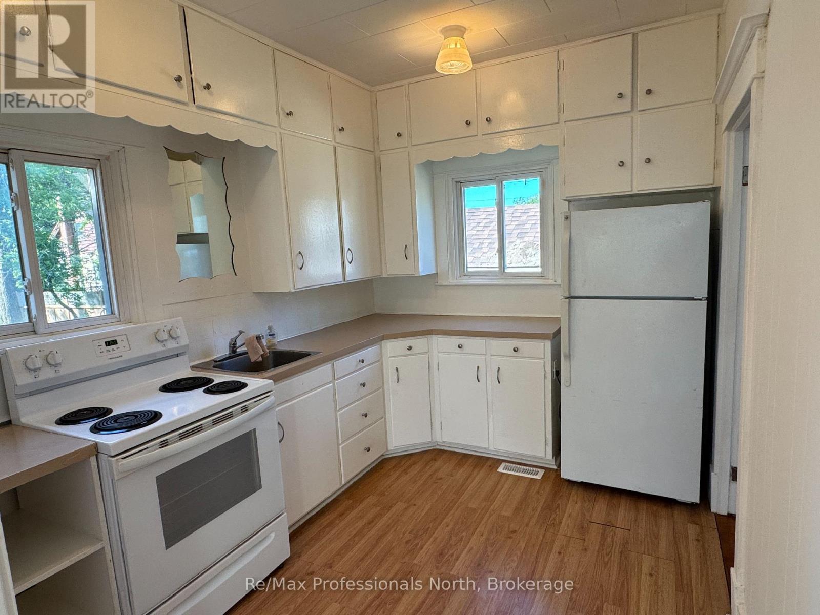 261 Hotchkiss Street, Gravenhurst, Ontario  P1P 1H7 - Photo 20 - X12355827