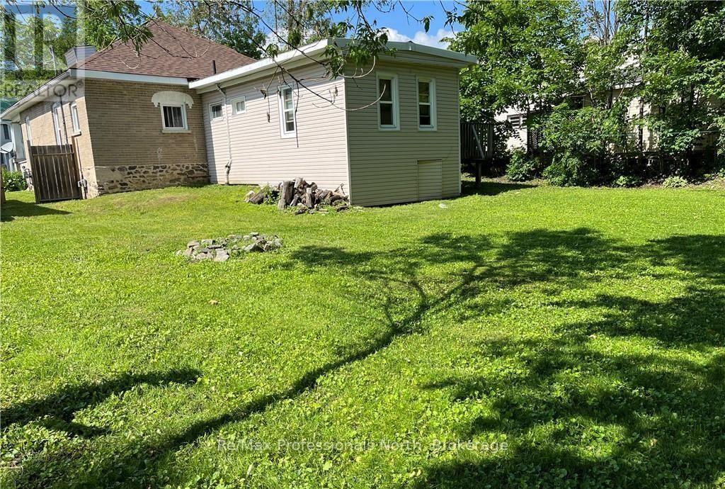 261 Hotchkiss Street, Gravenhurst, Ontario  P1P 1H7 - Photo 33 - X12355185