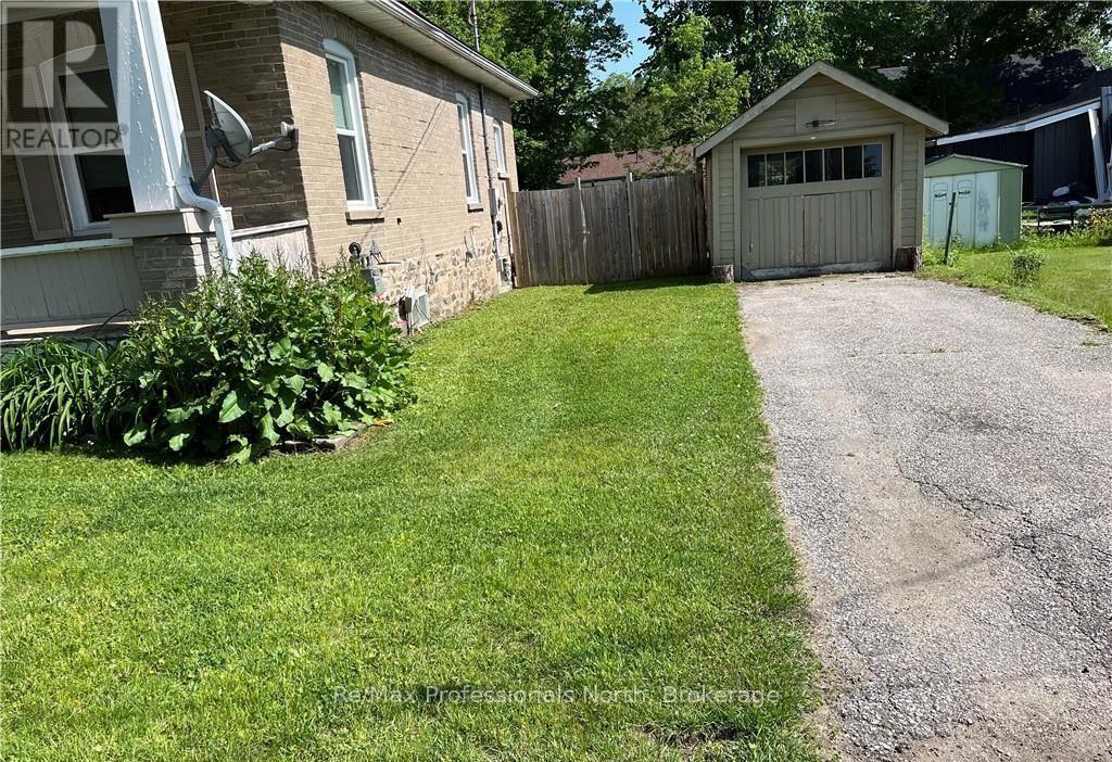 261 Hotchkiss Street, Gravenhurst, Ontario  P1P 1H7 - Photo 31 - X12355185