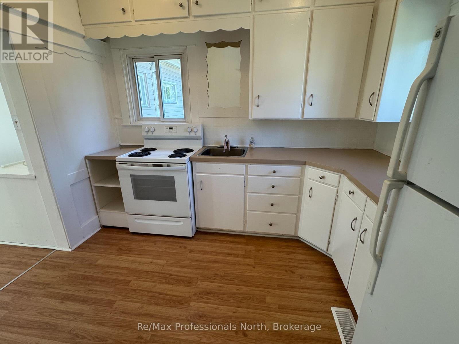 261 Hotchkiss Street, Gravenhurst, Ontario  P1P 1H7 - Photo 21 - X12355827