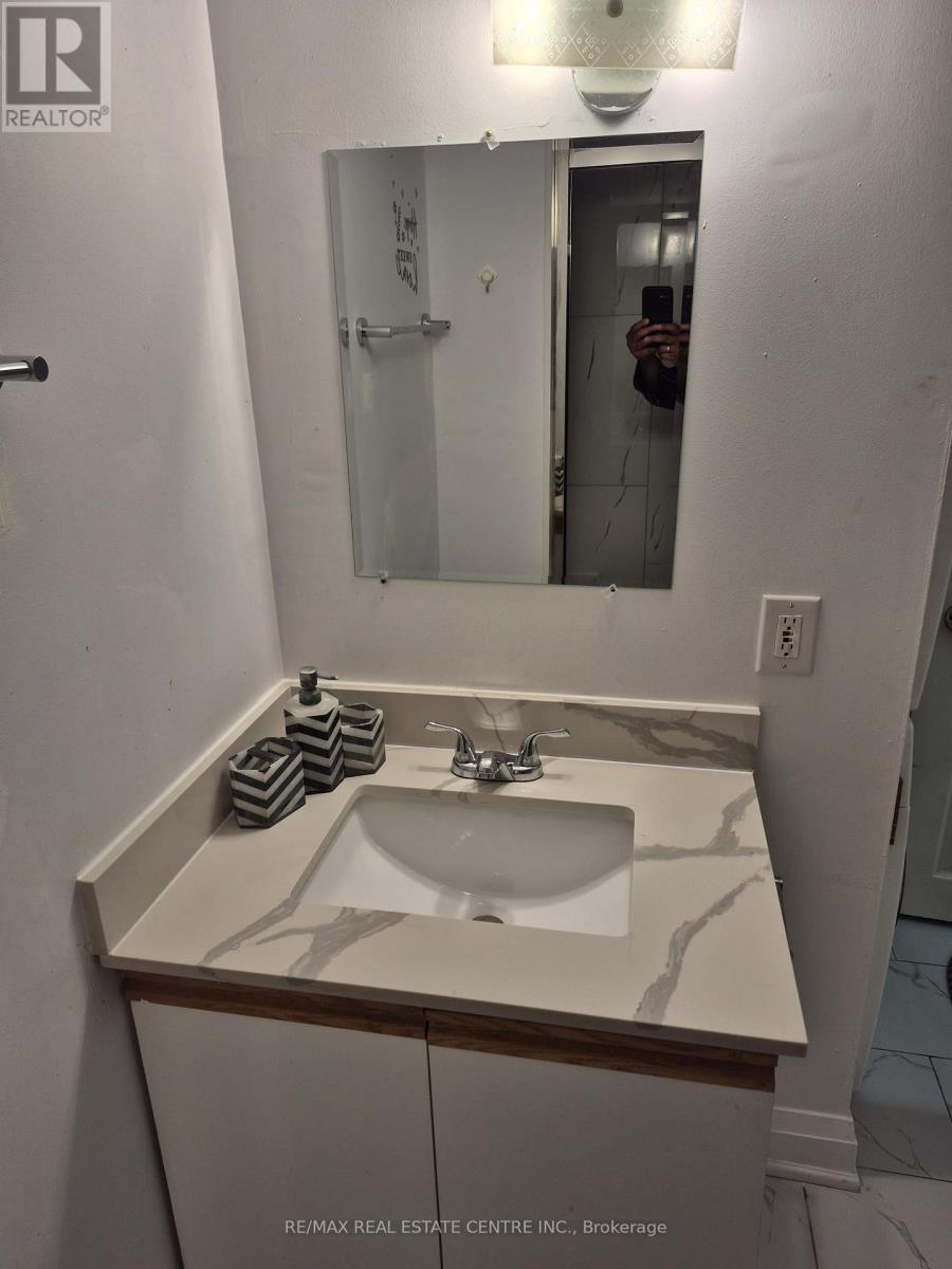 5940 Chorley Place, Mississauga, Ontario  L5M 5L8 - Photo 20 - W12359175