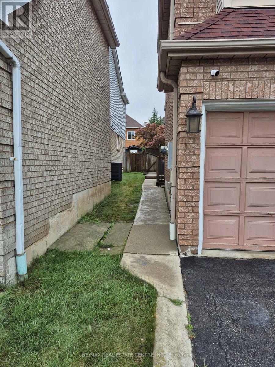 5940 Chorley Place, Mississauga, Ontario  L5M 5L8 - Photo 22 - W12359175