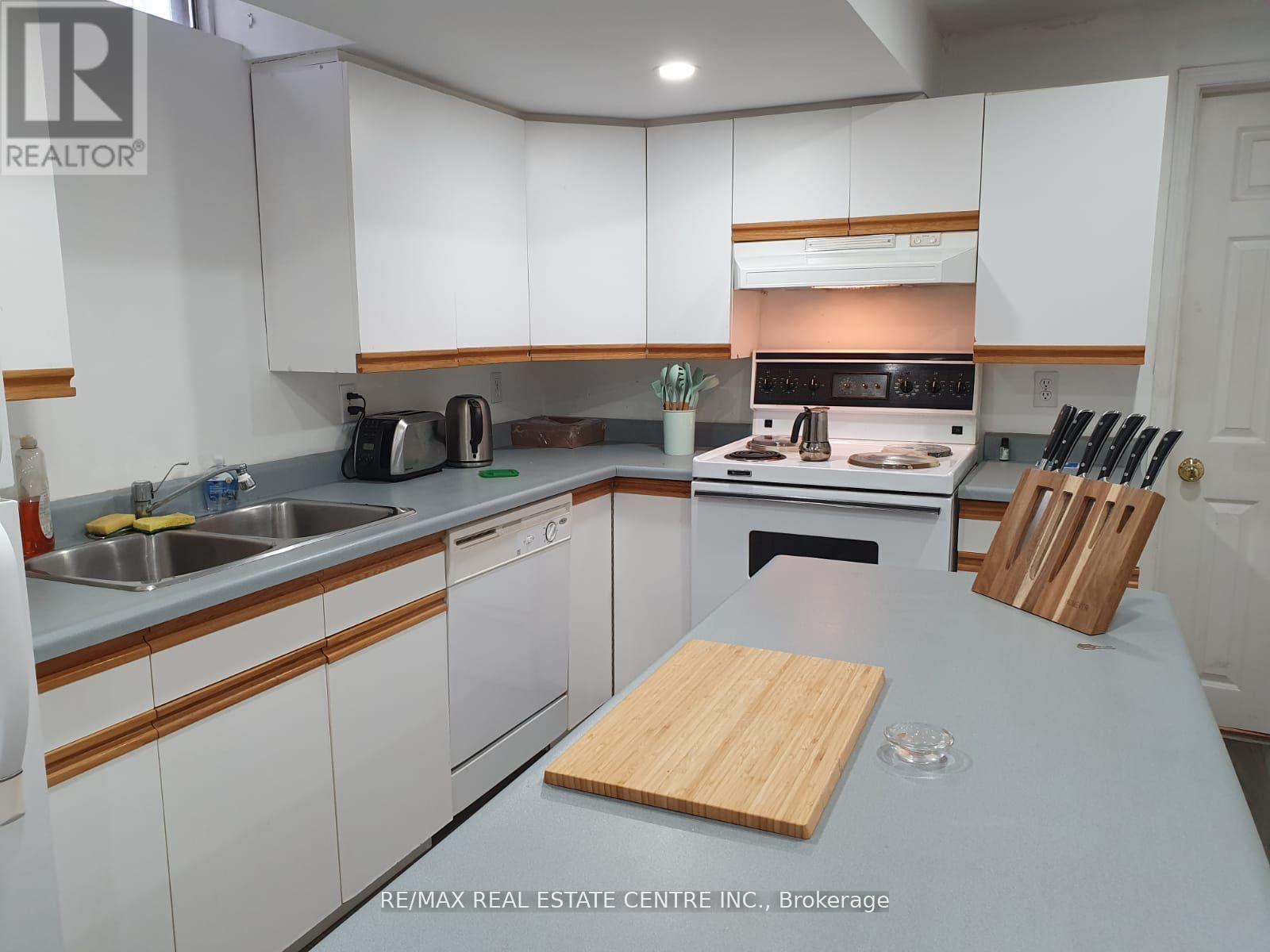 5940 Chorley Place, Mississauga, Ontario  L5M 5L8 - Photo 9 - W12359175