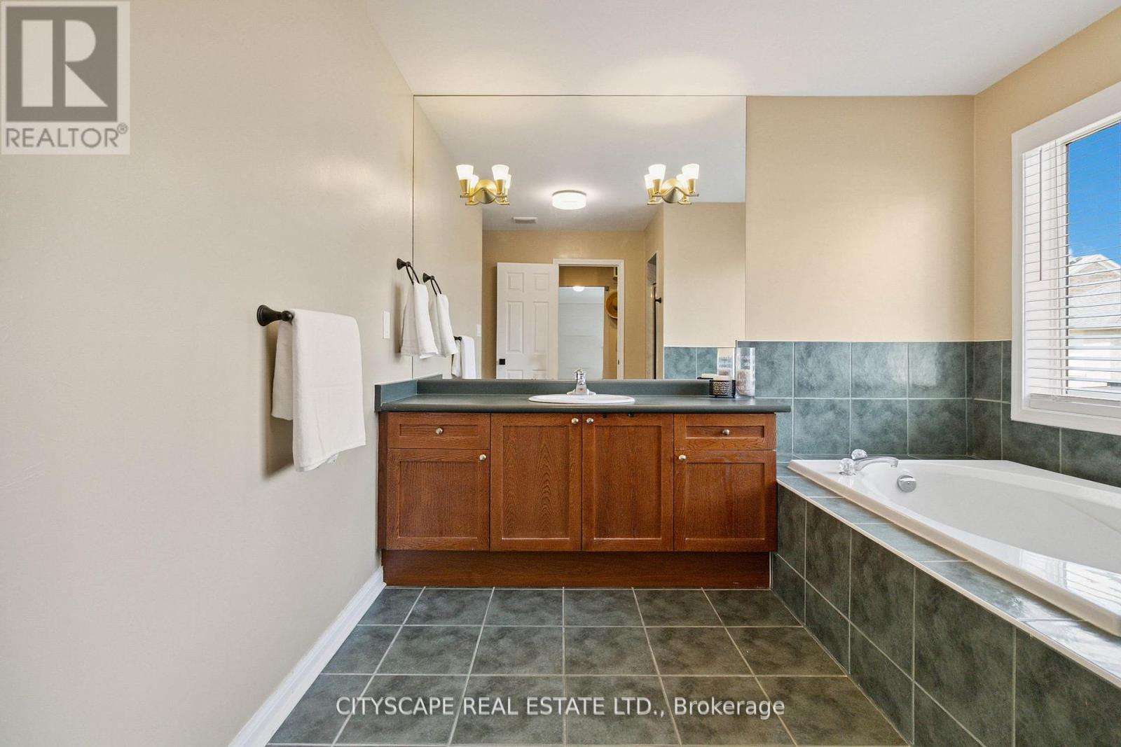 713 Trudeau Drive, Milton, Ontario  L9T 5L3 - Photo 22 - W12359271