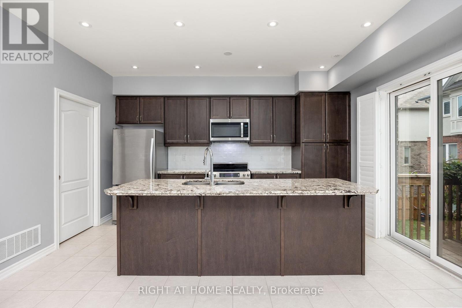 91 Borers Creek Circle, Hamilton, Ontario  L8B 1W3 - Photo 11 - X12359169