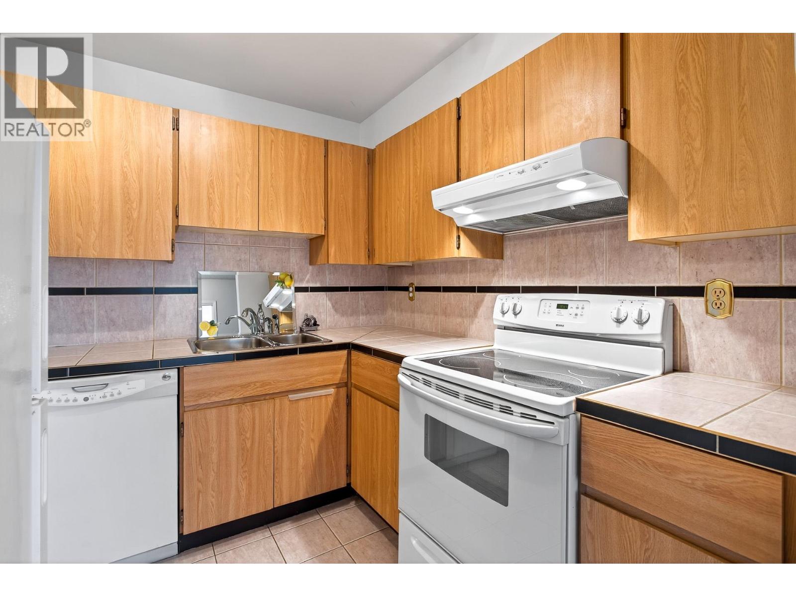 305 615 North Road, Coquitlam, British Columbia  V3J 1P1 - Photo 5 - R3039512