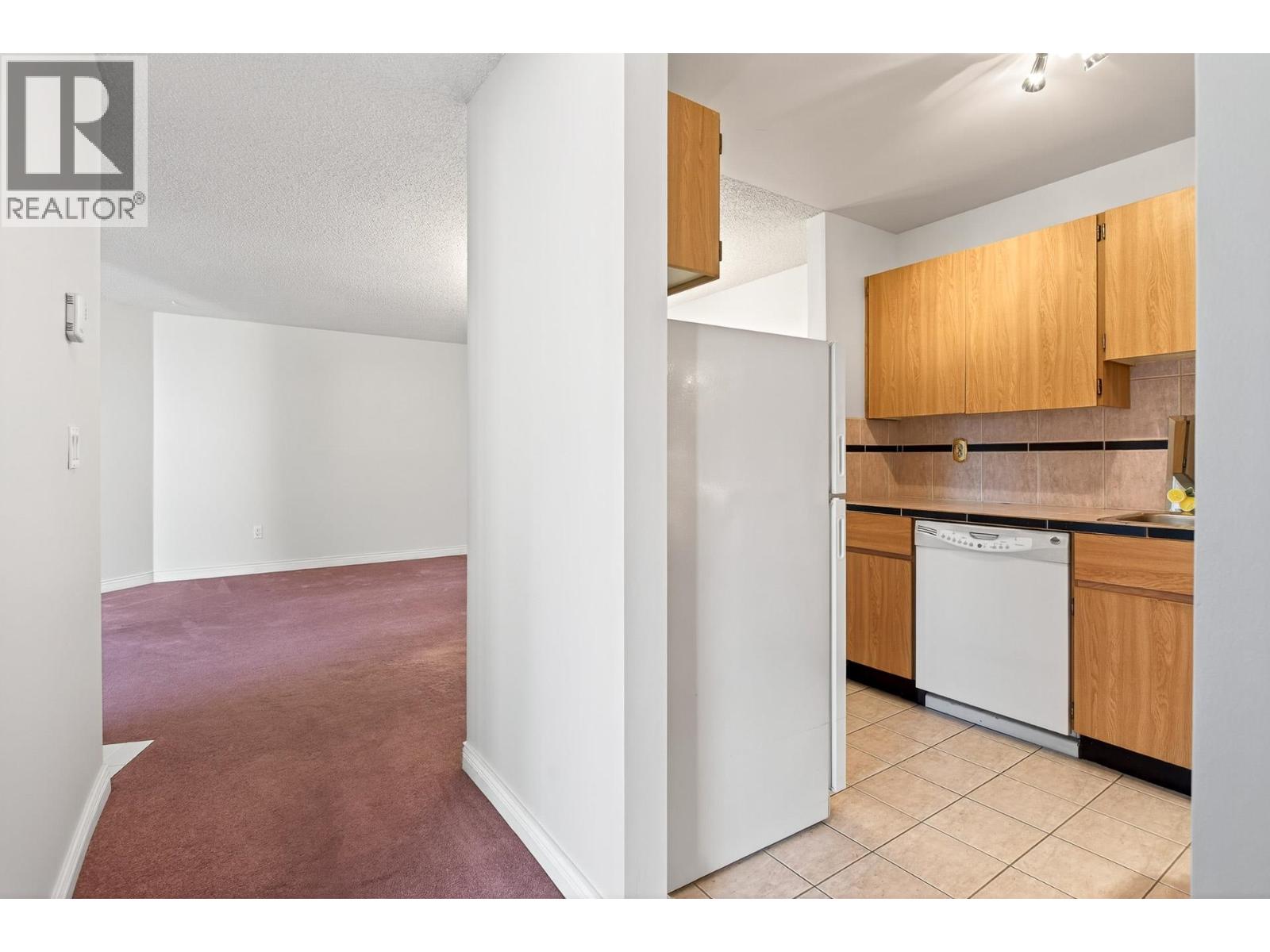 305 615 North Road, Coquitlam, British Columbia  V3J 1P1 - Photo 3 - R3039512
