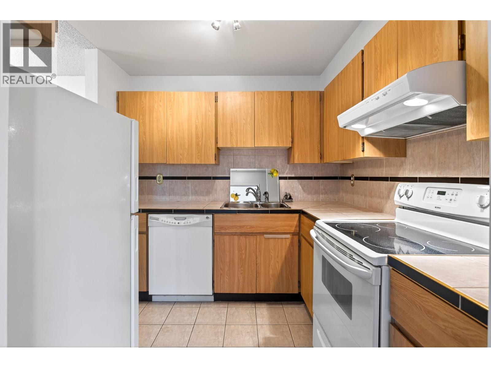 305 615 North Road, Coquitlam, British Columbia  V3J 1P1 - Photo 4 - R3039512