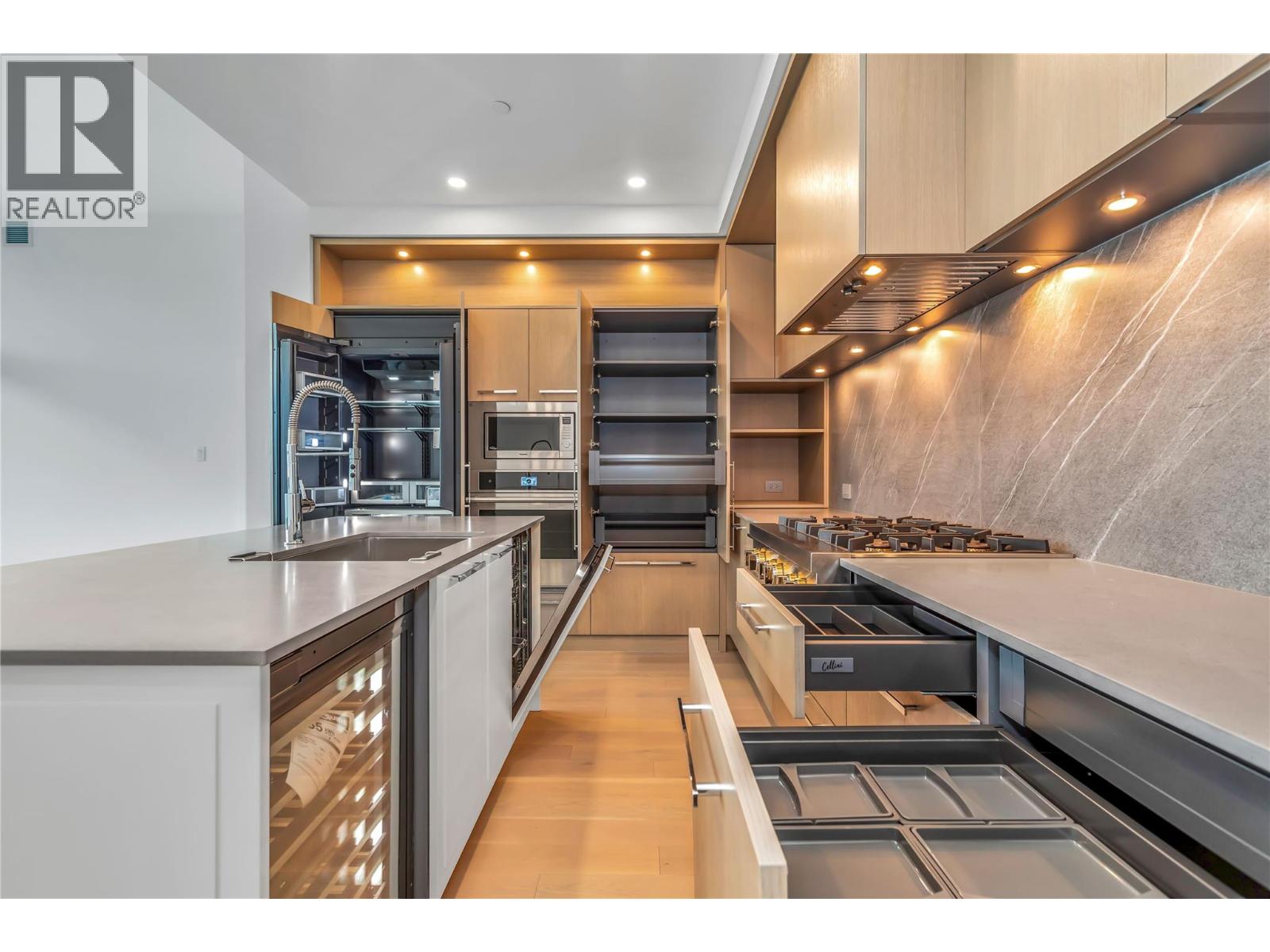3409 Lakeshore Road Unit# Ph S607, Kelowna, British Columbia  V1W 0G6 - Photo 4 - 10360267