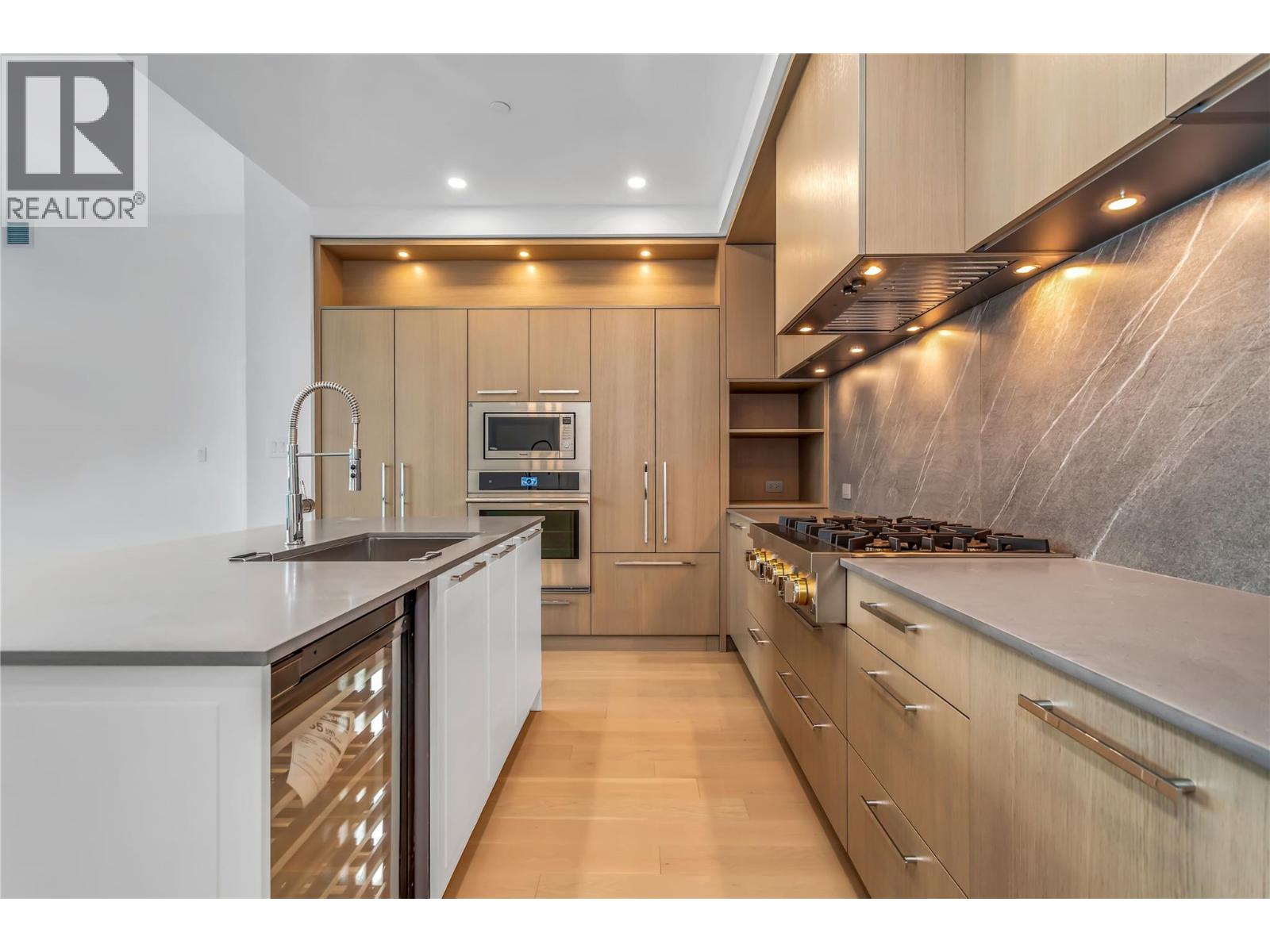 3409 Lakeshore Road Unit# Ph S607, Kelowna, British Columbia  V1W 0G6 - Photo 3 - 10360267