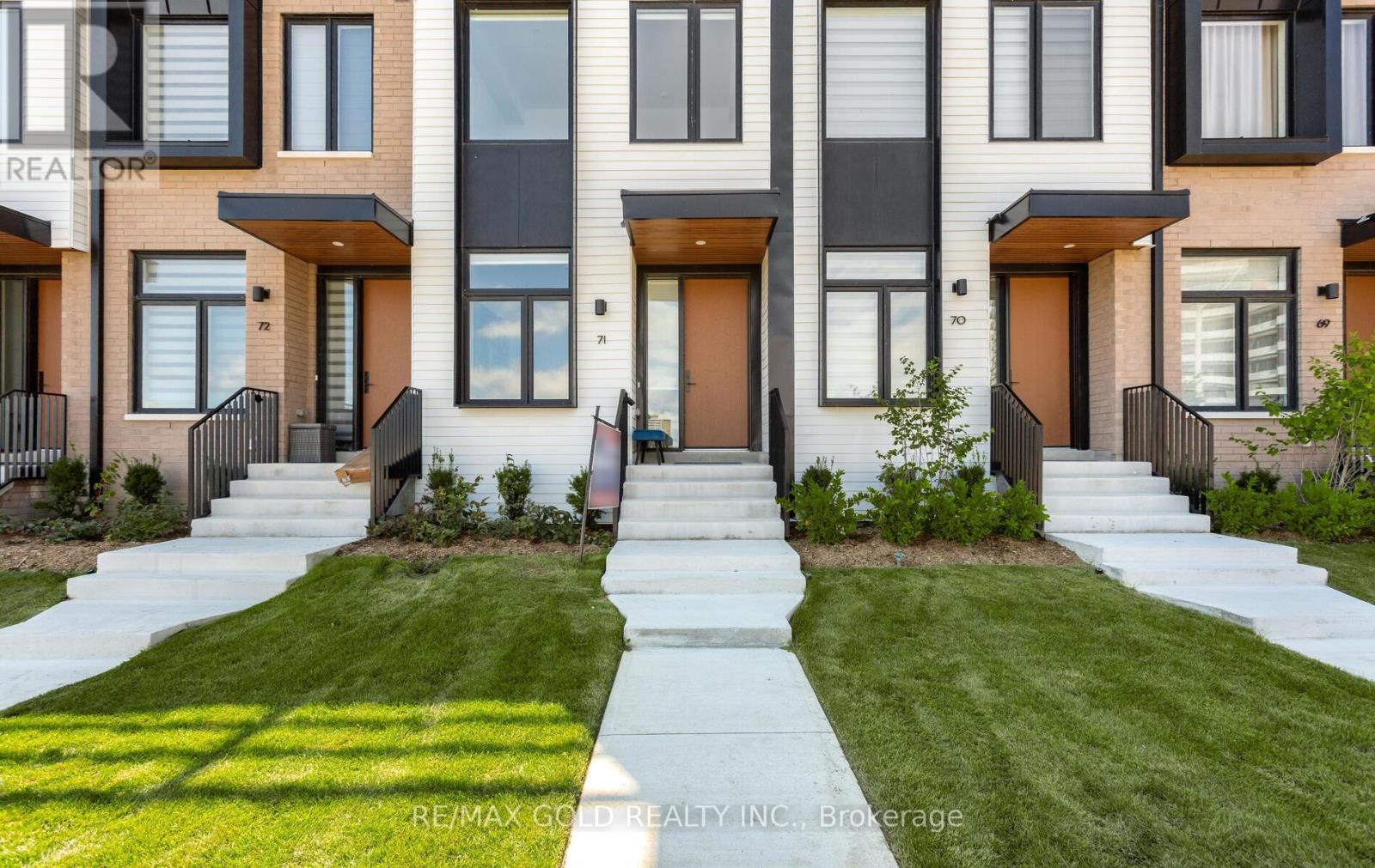 71 - 80 Coveside Drive W, Mississauga (Port Credit), Ontario  L5H 0B2 - Photo 2 - W12359298