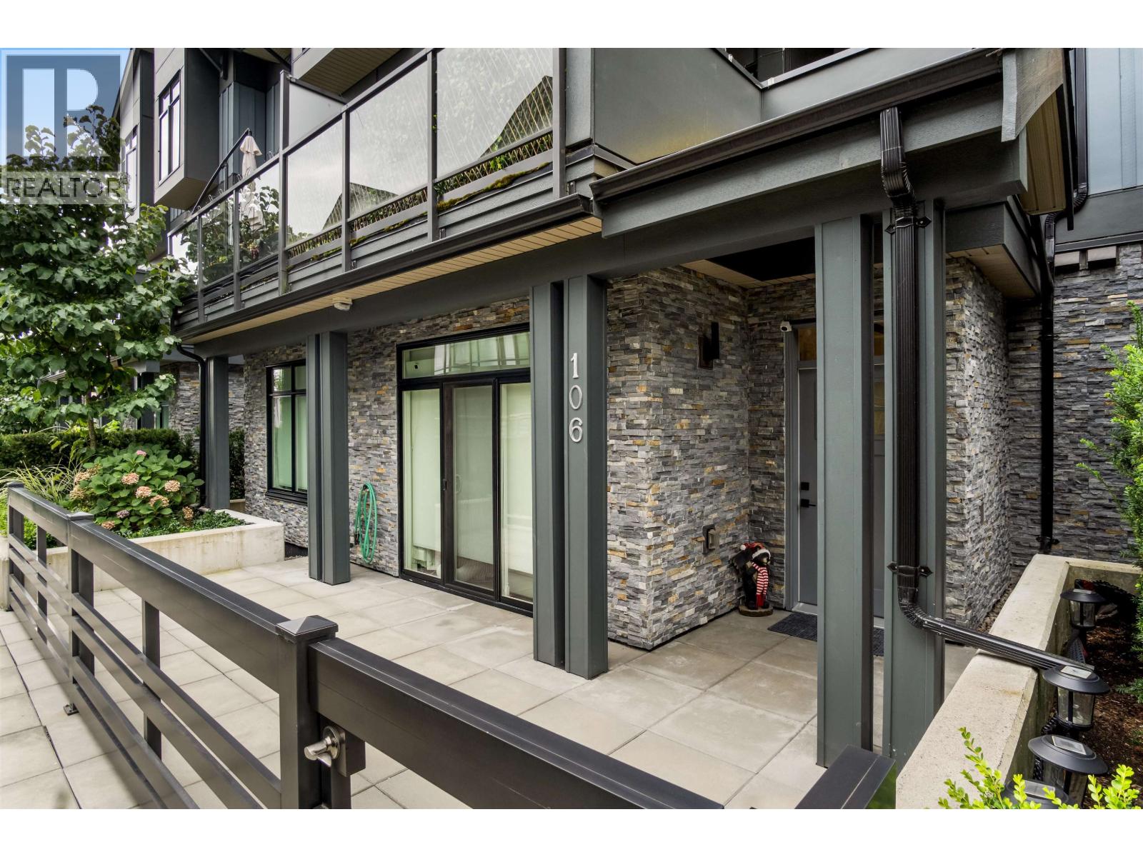 106 7131 17th Avenue, Burnaby, British Columbia  V3N 1K8 - Photo 1 - R3038630