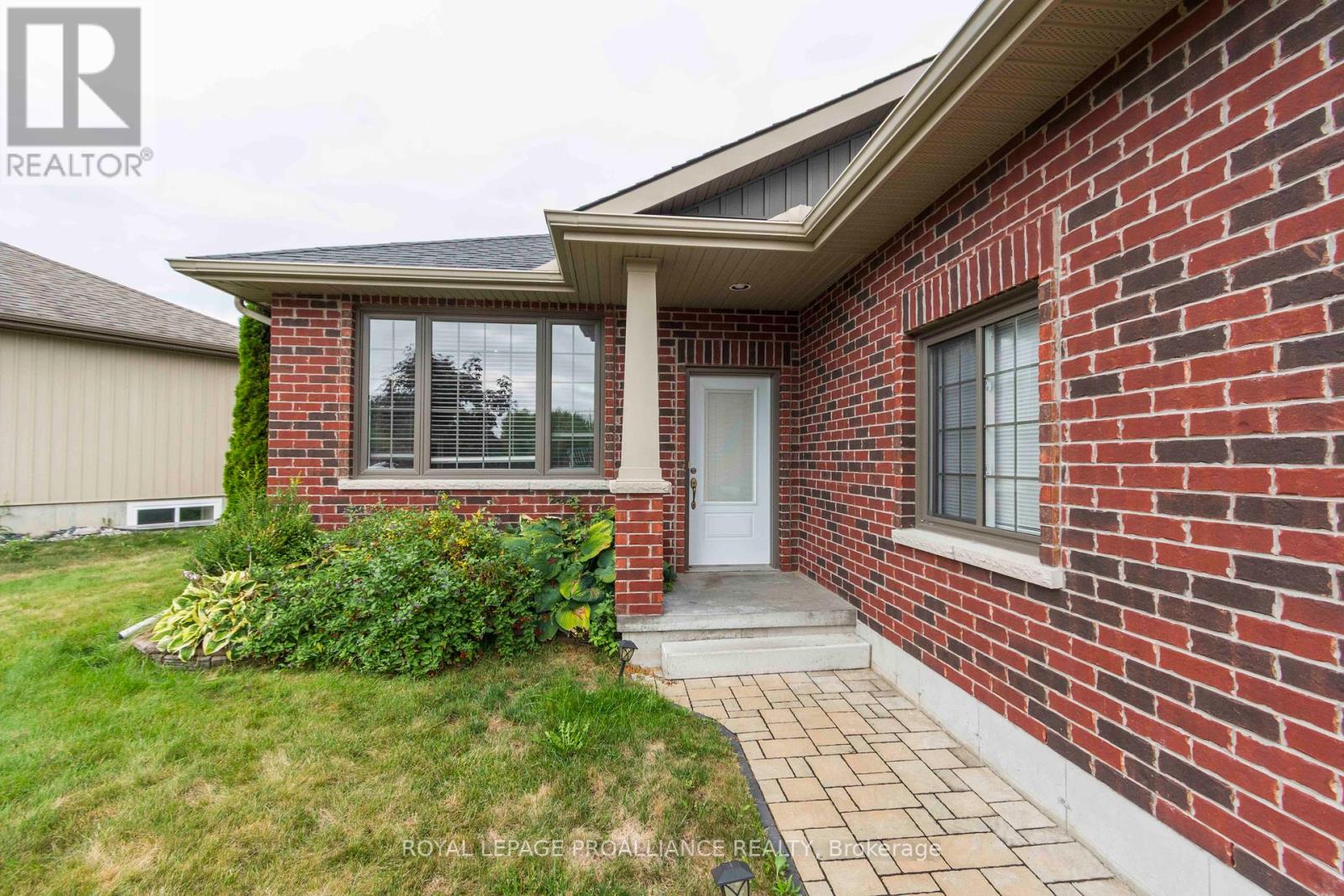 32 Aspen Drive, Quinte West, Ontario  K8V 0E2 - Photo 2 - X12359548