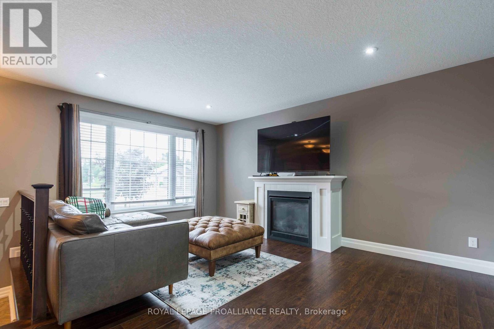 32 Aspen Drive, Quinte West, Ontario  K8V 0E2 - Photo 4 - X12359548