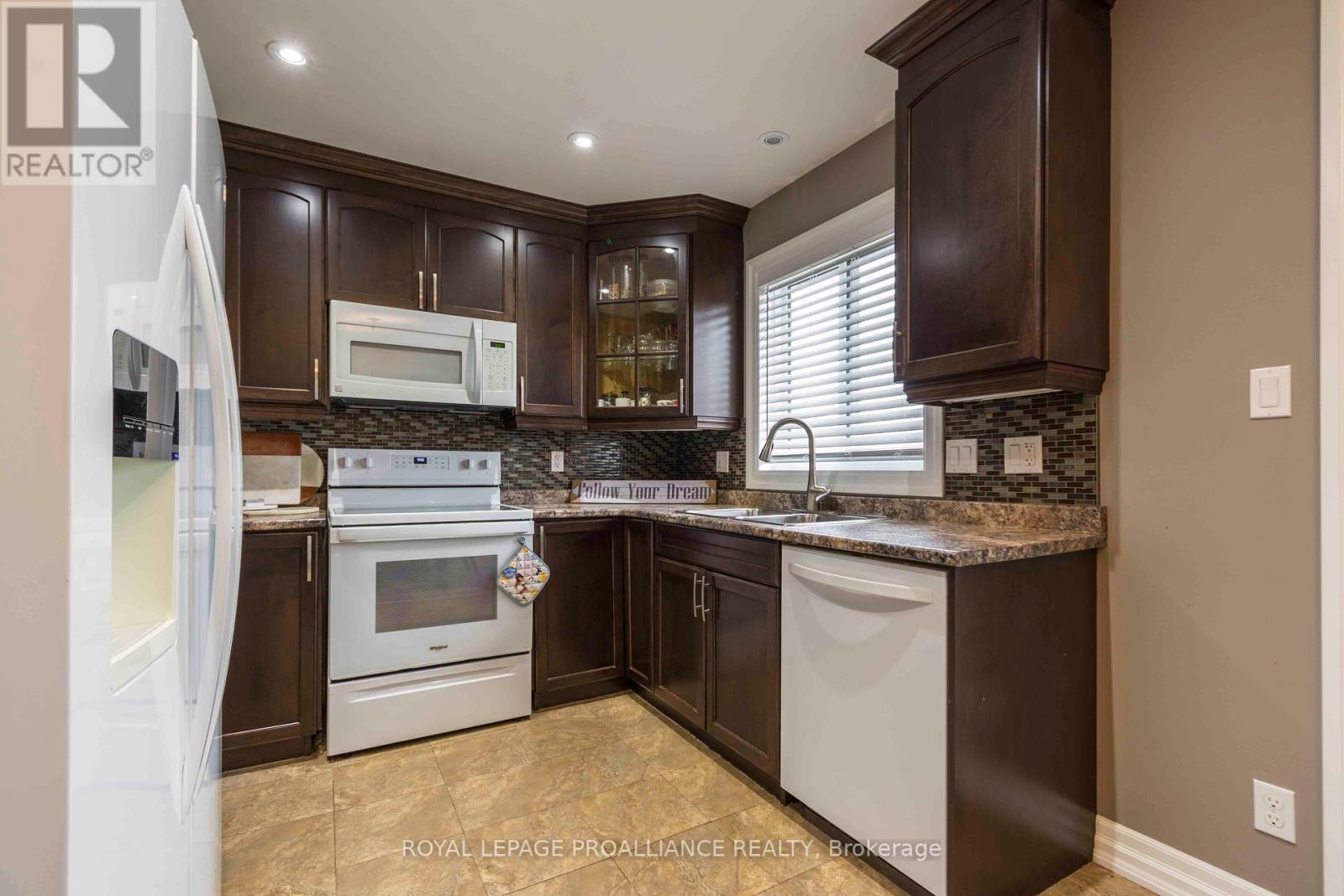 32 Aspen Drive, Quinte West, Ontario  K8V 0E2 - Photo 7 - X12359548