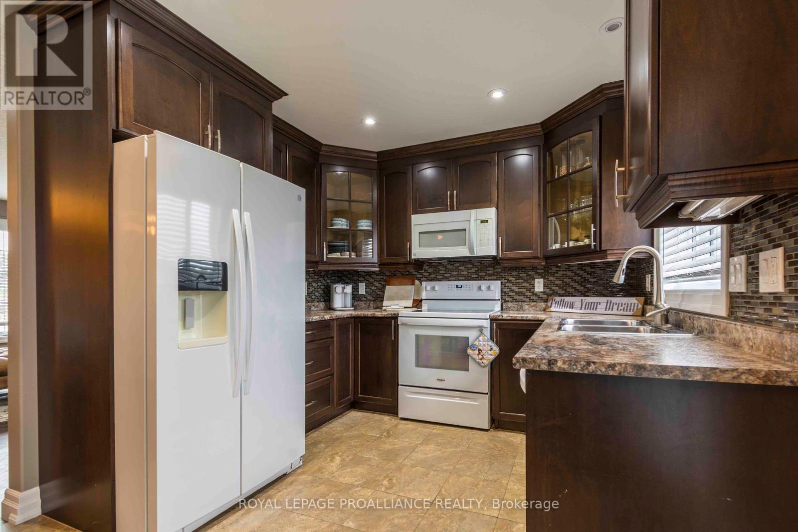 32 Aspen Drive, Quinte West, Ontario  K8V 0E2 - Photo 8 - X12359548