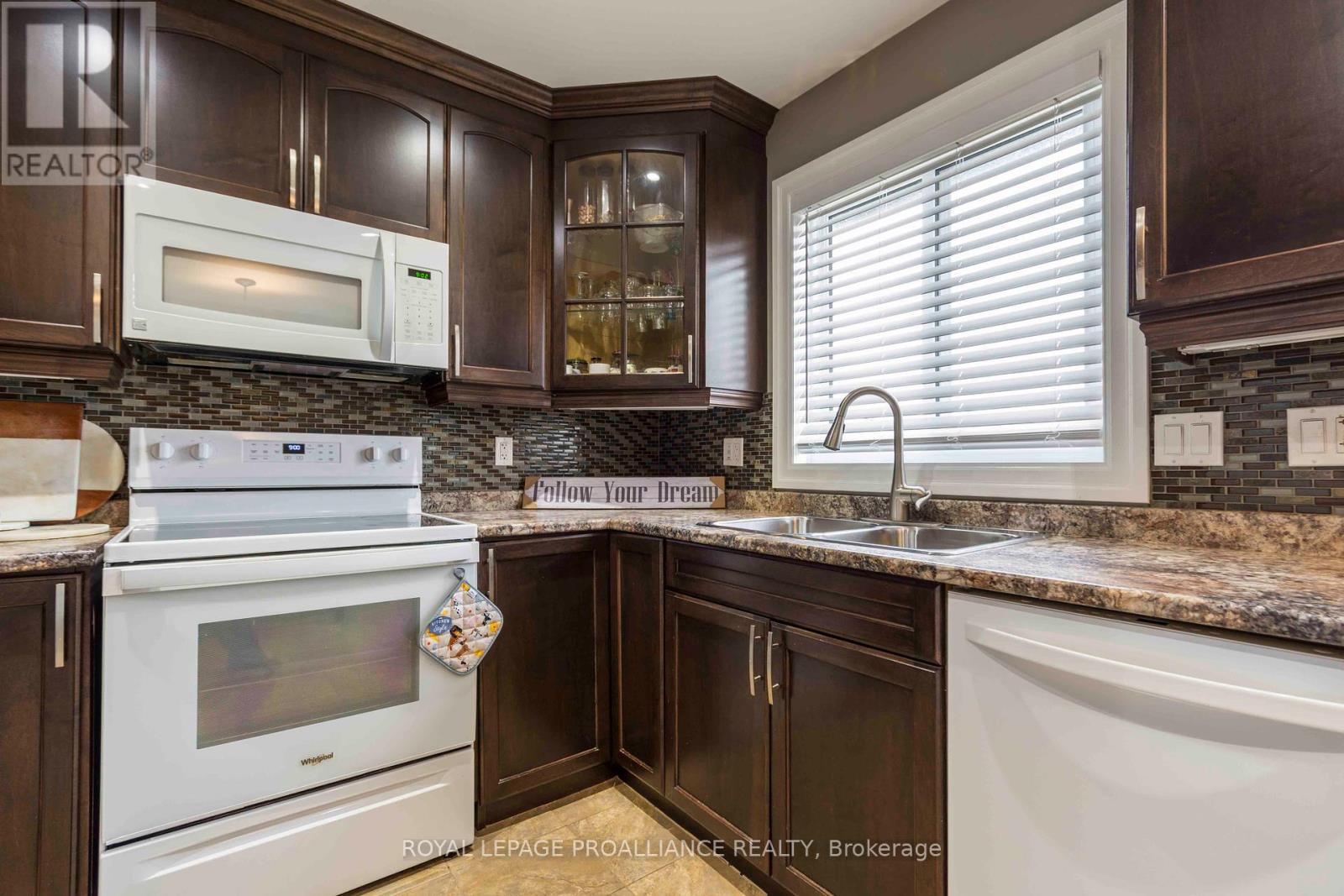 32 Aspen Drive, Quinte West, Ontario  K8V 0E2 - Photo 9 - X12359548