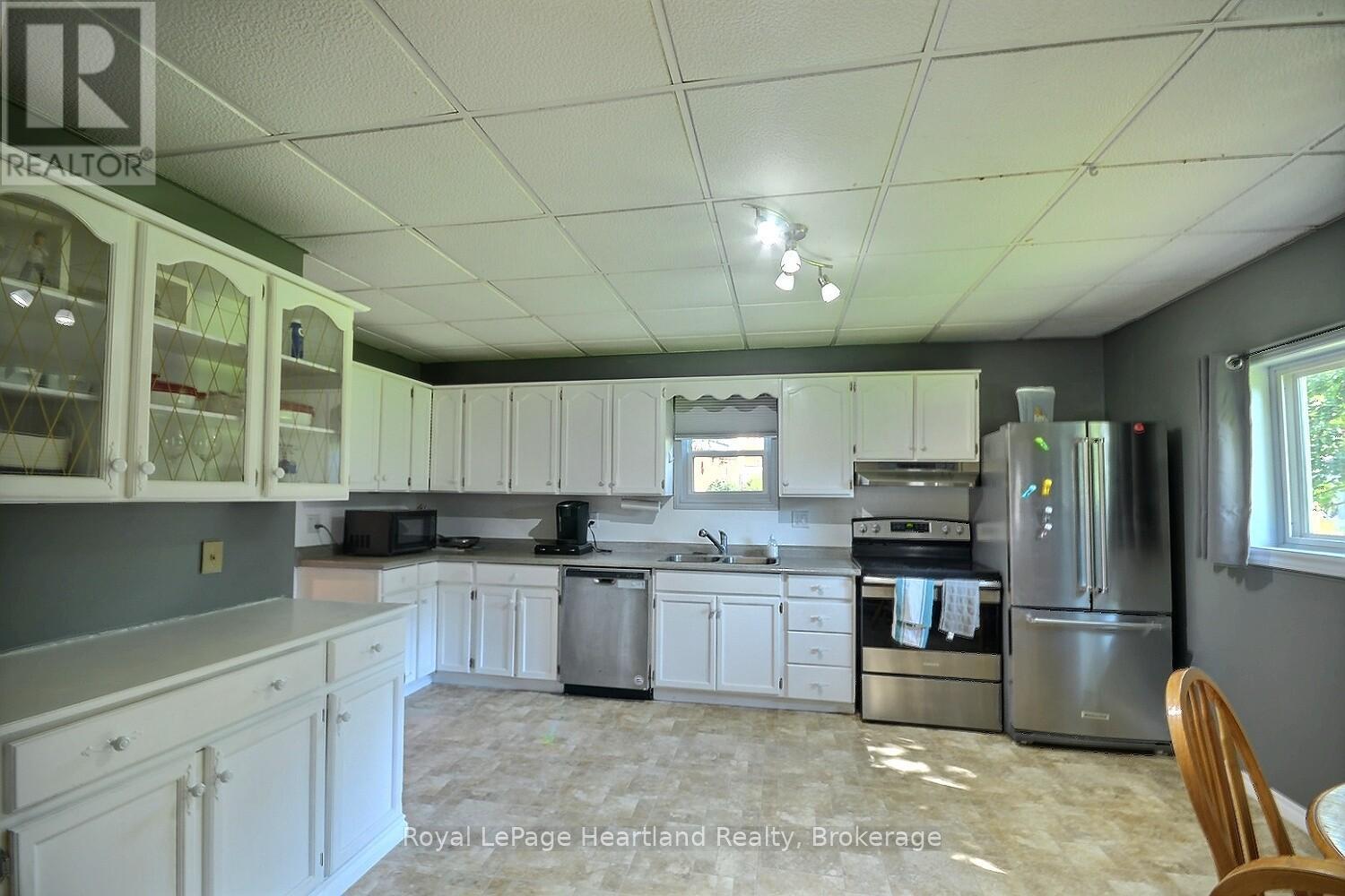 433 Albert Street, Huron East, Ontario  N0G 1H0 - Photo 8 - X12359549