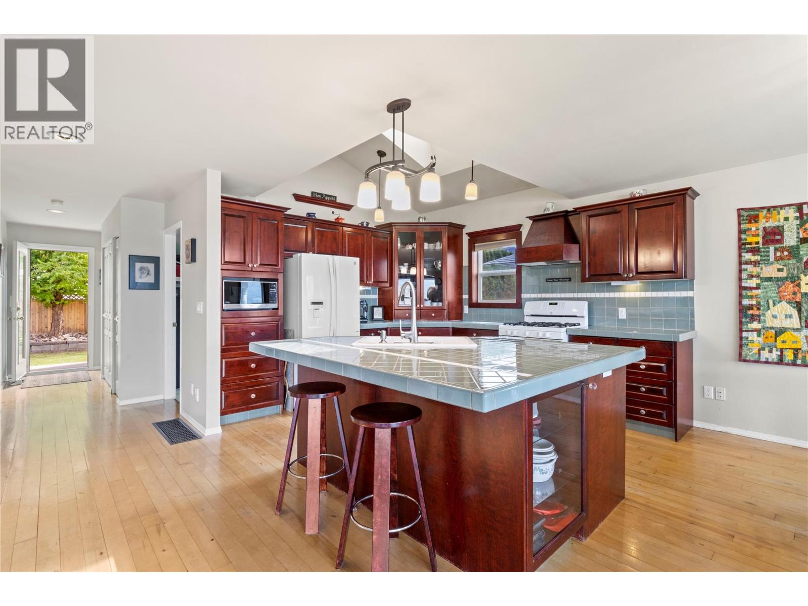 2500 4th Avenue Se, Salmon Arm, British Columbia  V1E 1K7 - Photo 5 - 10360346