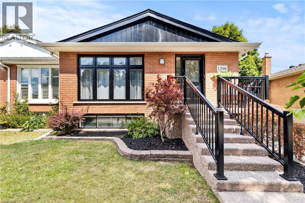 Property at 1298 NAPIER Crescent image 3