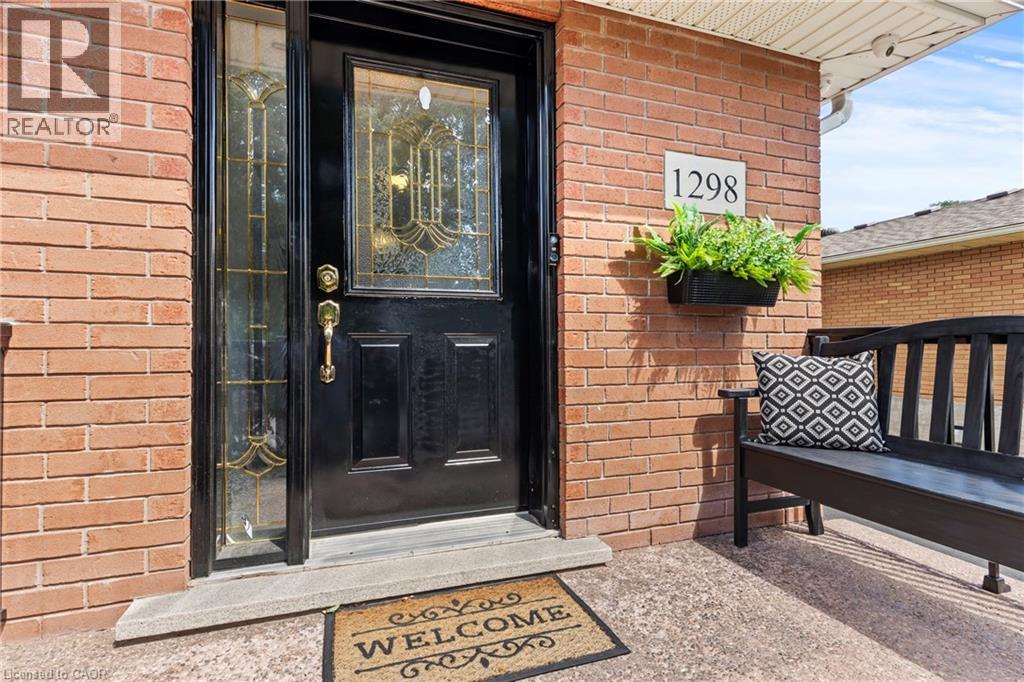 Property at 1298 NAPIER Crescent image 4