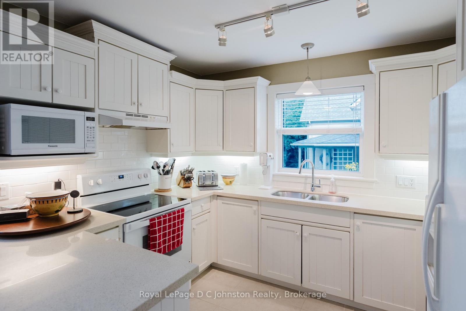 240 Summerhill Road, Saugeen Shores, Ontario  N0H 2L0 - Photo 10 - X12334915
