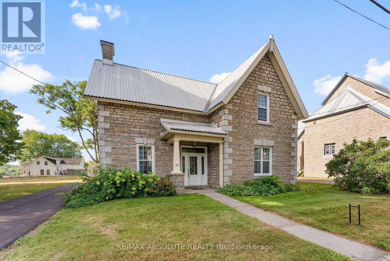 24 Ottawa Street, Arnprior, Ontario  K7S 1W8 - Photo 2 - X12359577